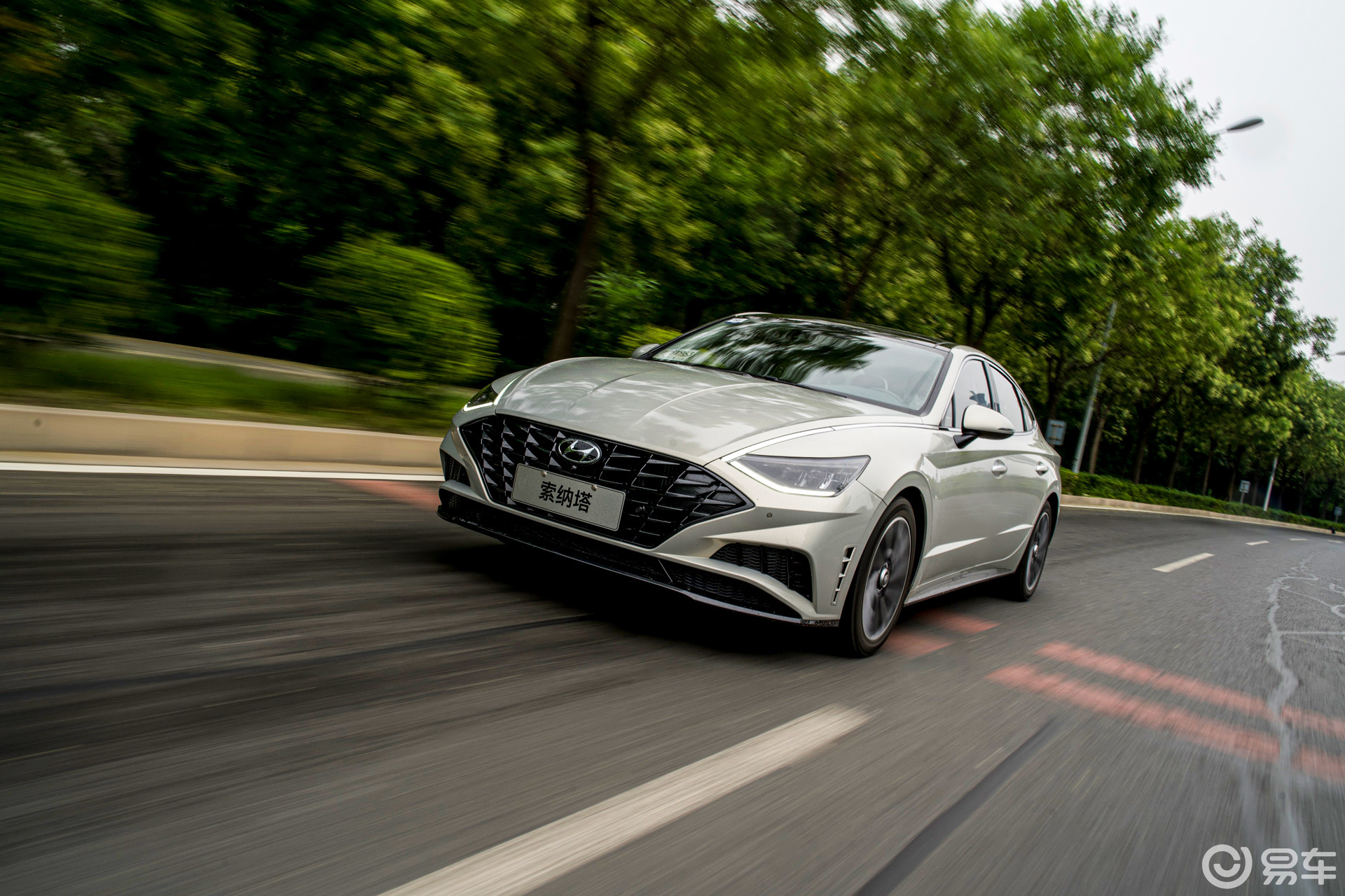 试驾第十代索纳塔鲶鱼系审美圈粉不少主打运动操控出色
