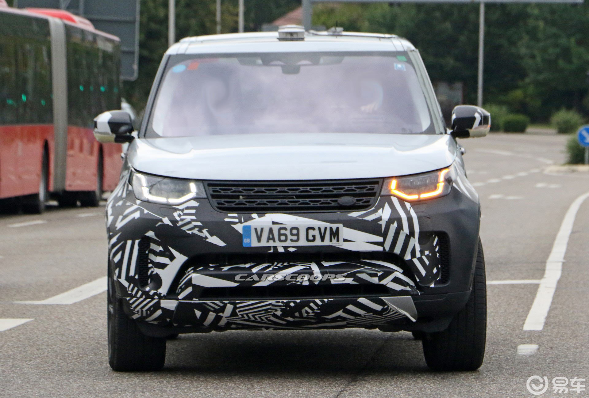 内饰换装大尺寸液晶屏,中期改款路虎发现测试谍照曝光