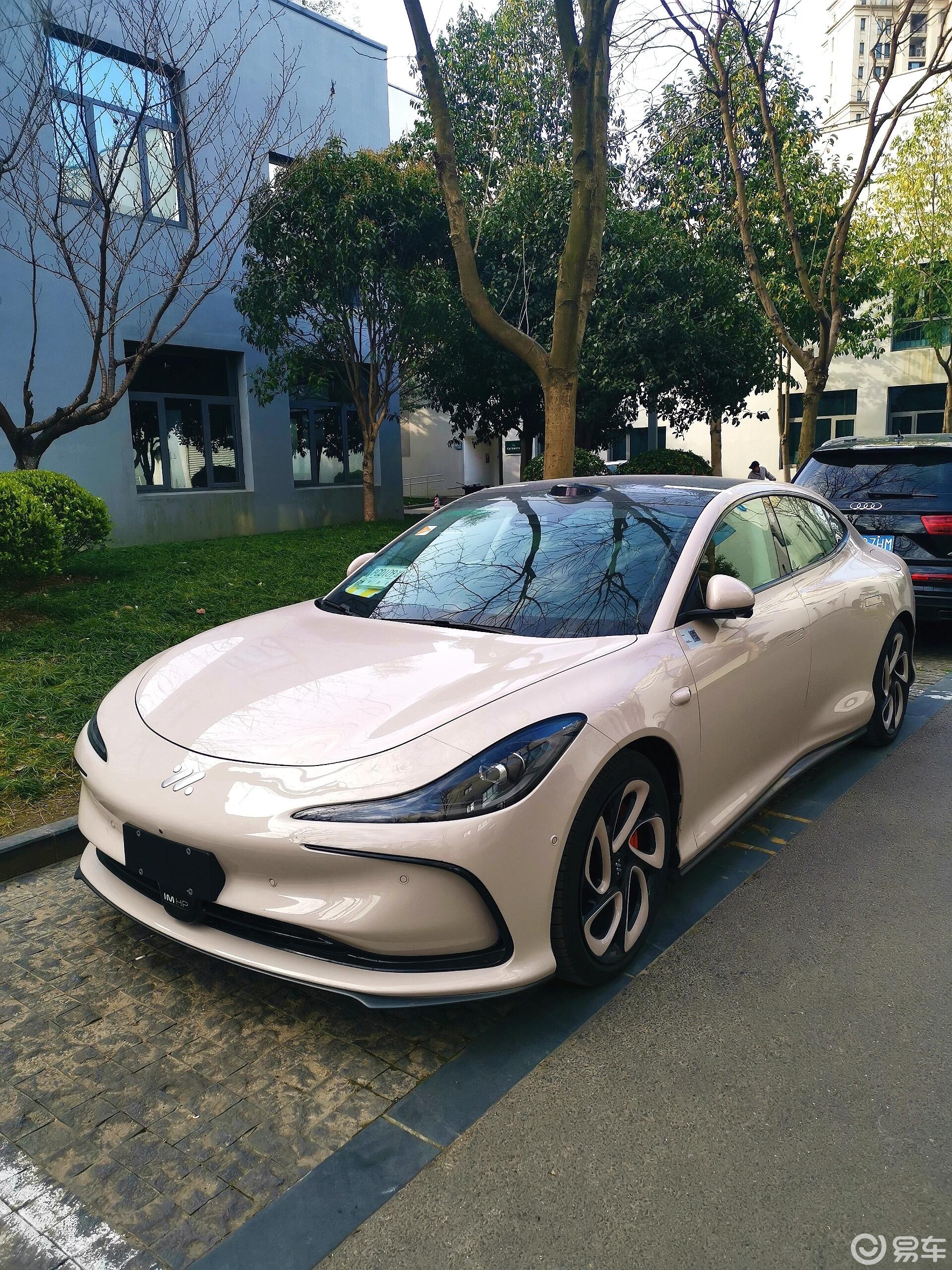 至于动力方面,根据此前申报信息显示,智己l6将提供单