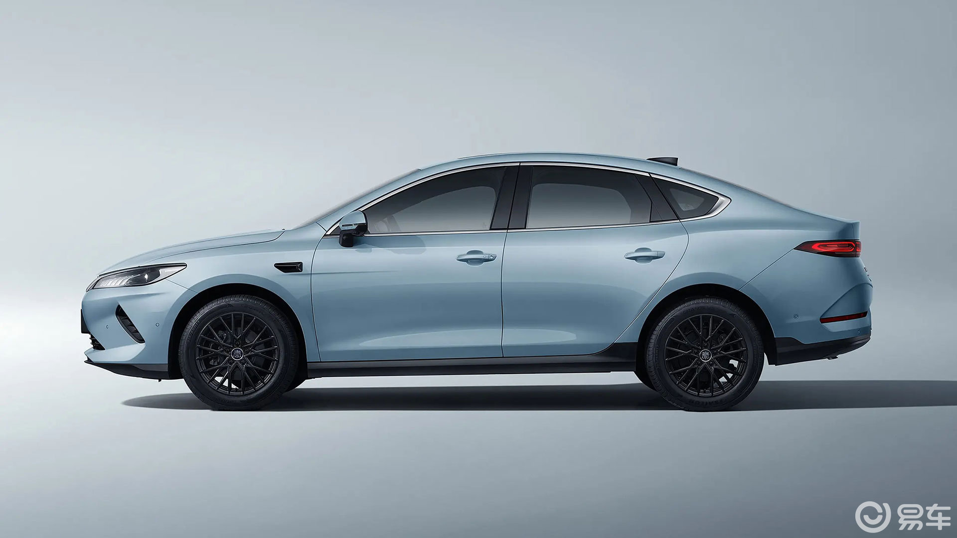 10万预算选纯电家轿 秦PLUS EV 零跑B01您咋选