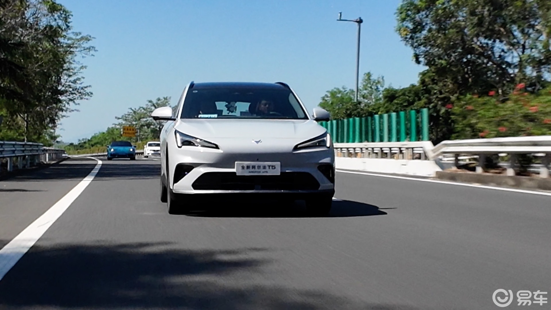 试驾极狐全新阿尔法T5:车不狠,站不稳!