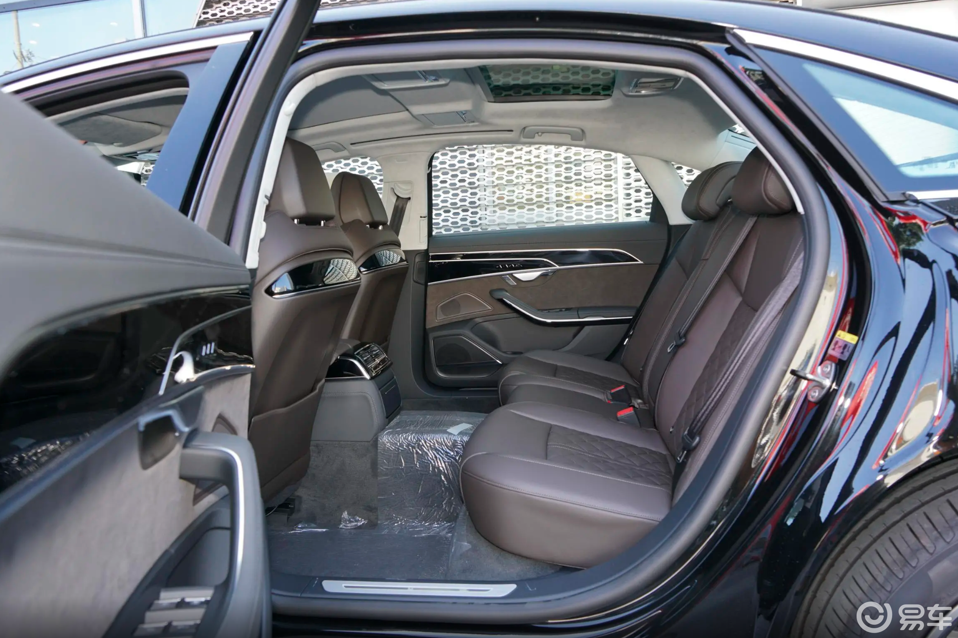 动力系统,奥迪a8新能源版搭载的是3.0t加电动机组成的插电式混动.