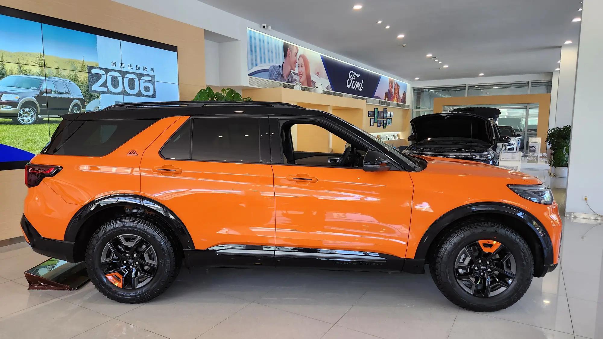 装备了"越野化"升级套件,以实拍的新车为例,它喷涂了阿尔金橙色涂装