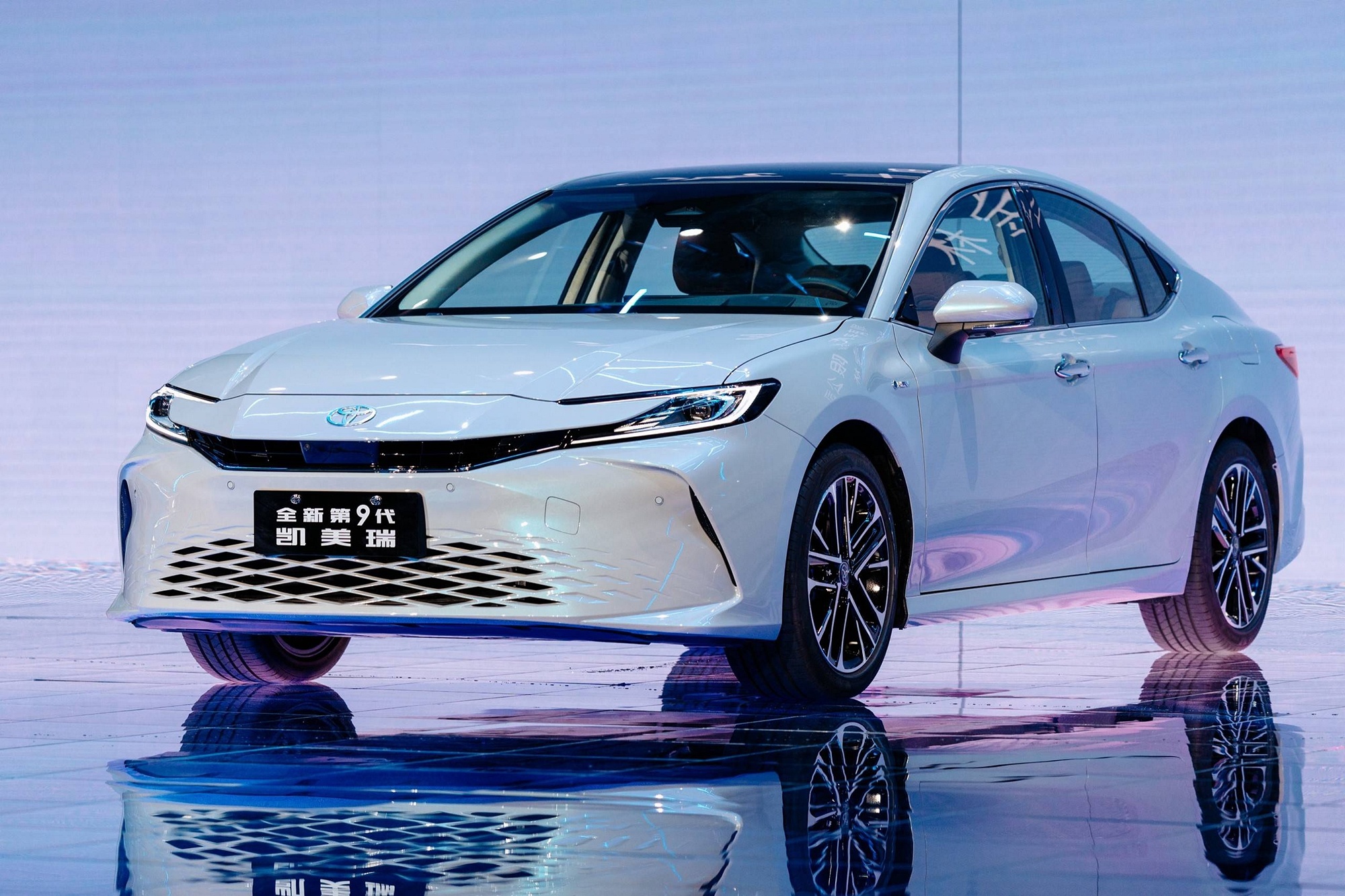 广汽丰田第9代凯美瑞正式上市新车不仅采用了大胆前卫的设计语言_易车