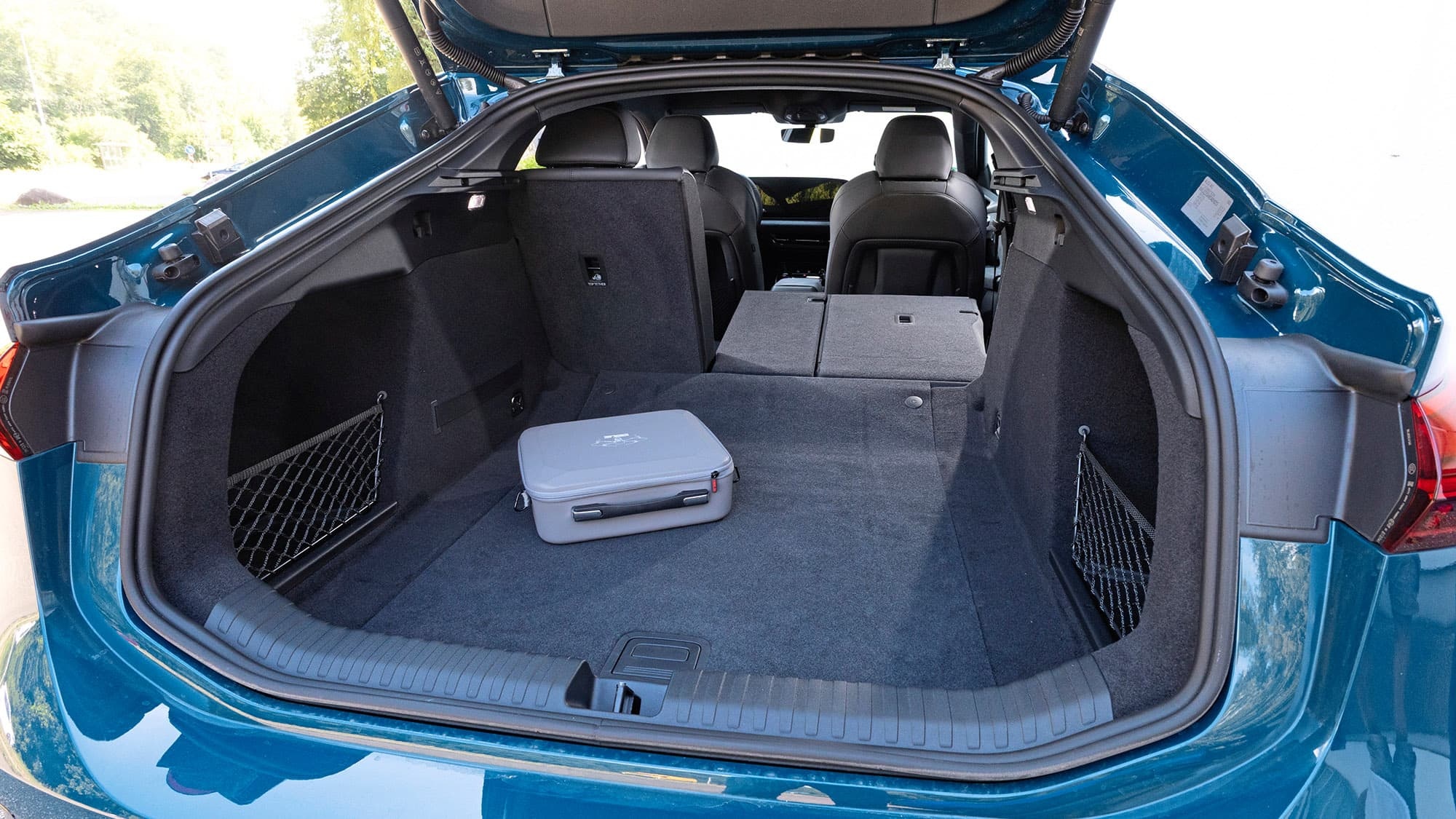 奥迪S6 e-tron与BMW i5谁更对味？