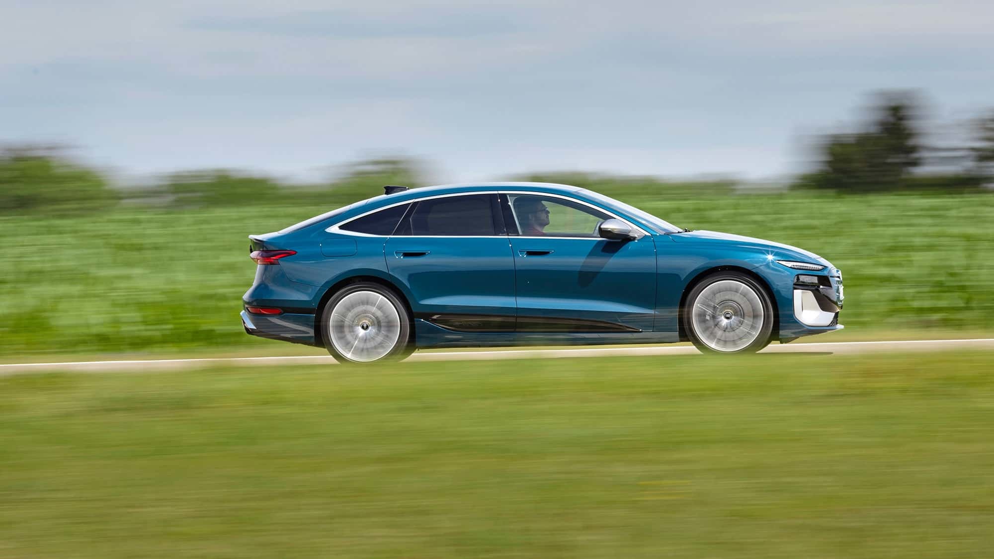 奥迪S6 e-tron与BMW i5谁更对味？