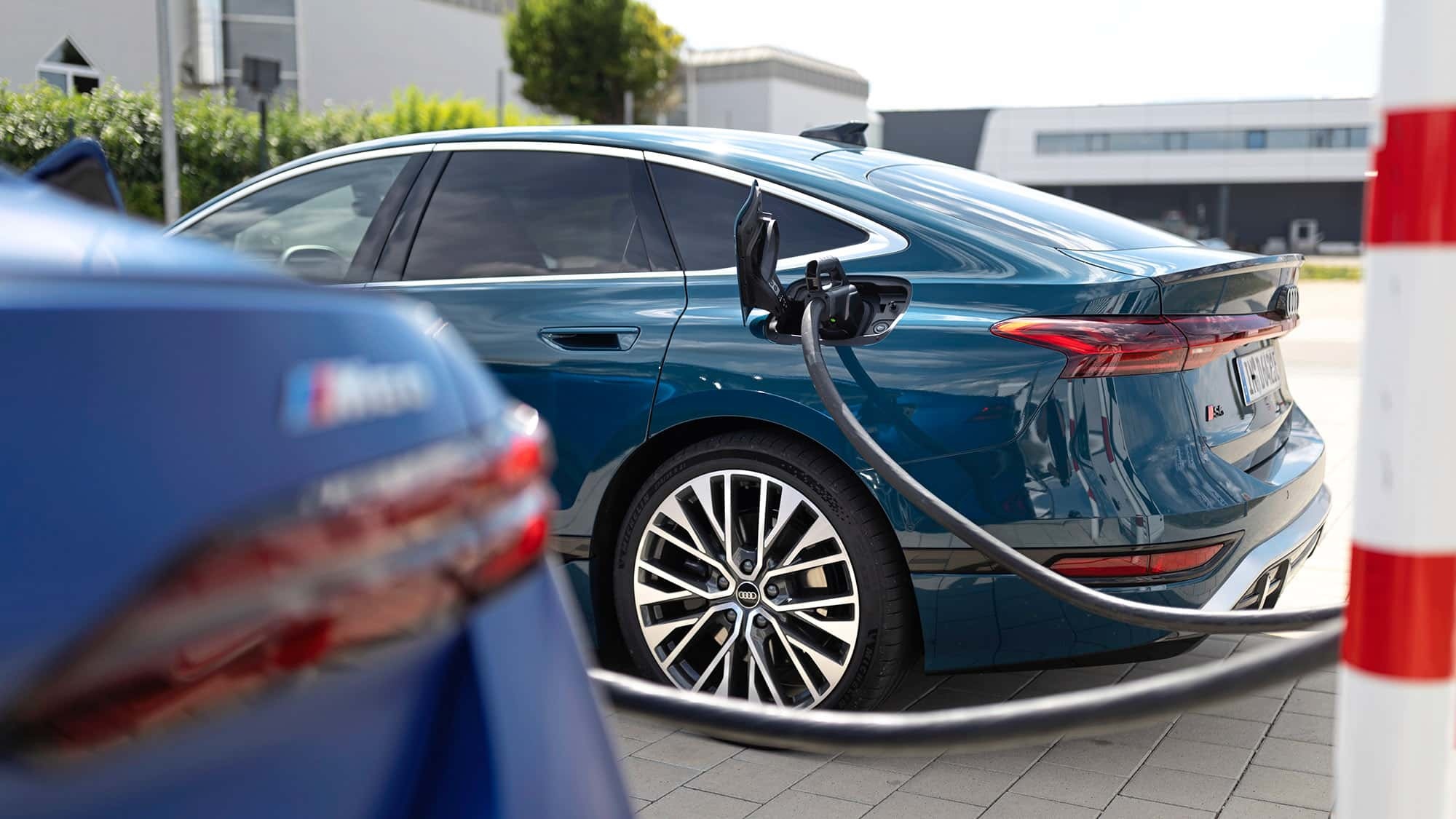 奥迪S6 e-tron与BMW i5谁更对味？