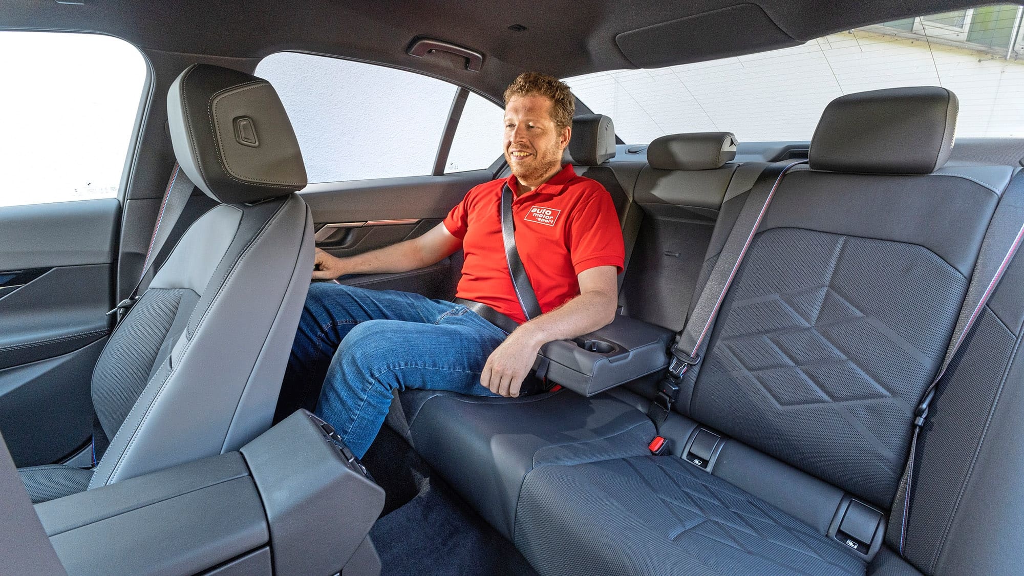 奥迪S6 e-tron与BMW i5谁更对味？