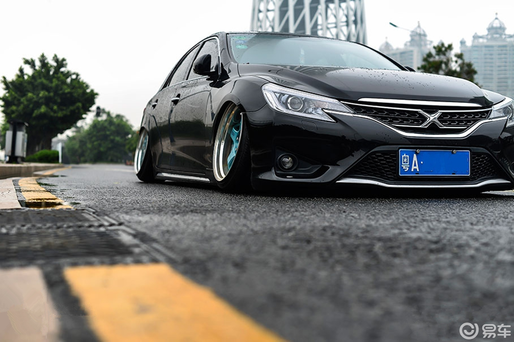 丰田锐志改装低趴风,瞬间吸引所有路人眼光!