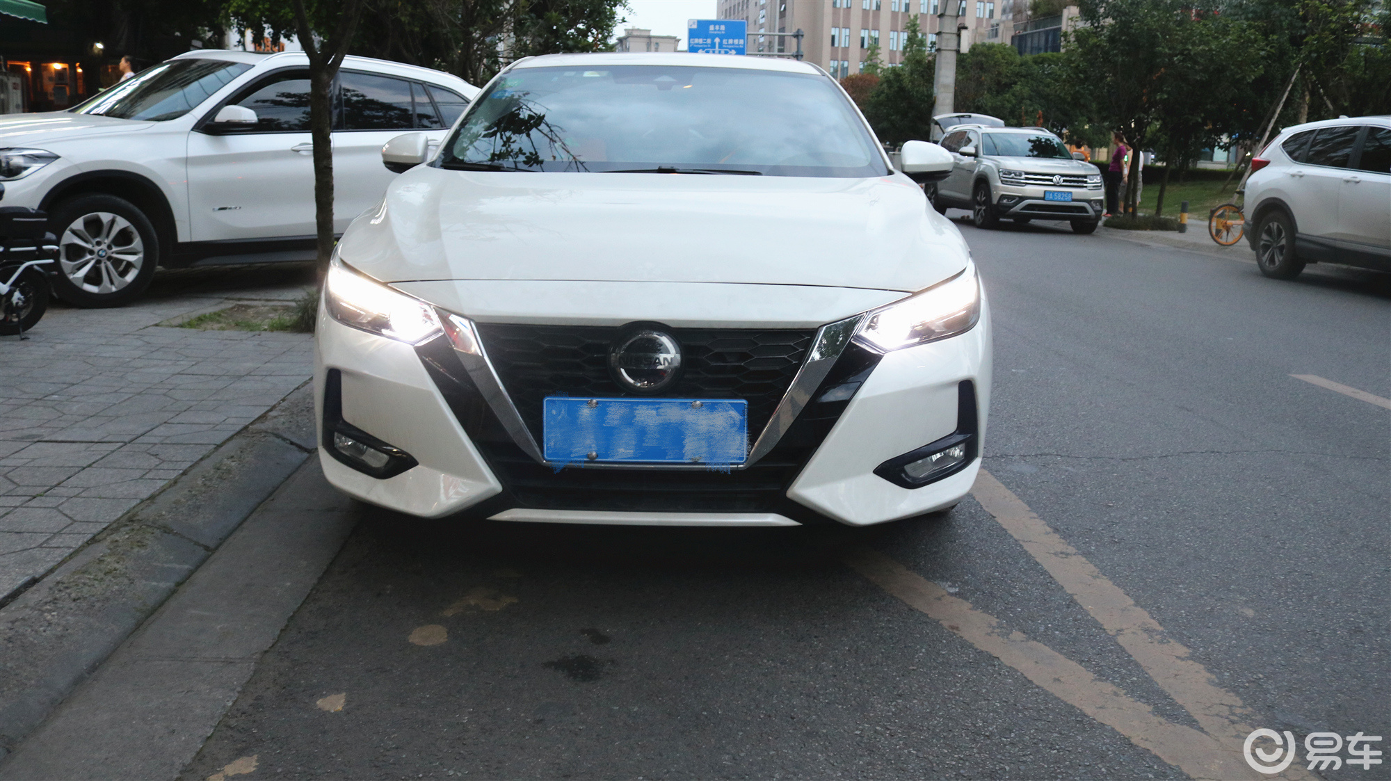 成都款轩逸车灯改装 东风日产轩逸大灯改装led透镜 易车