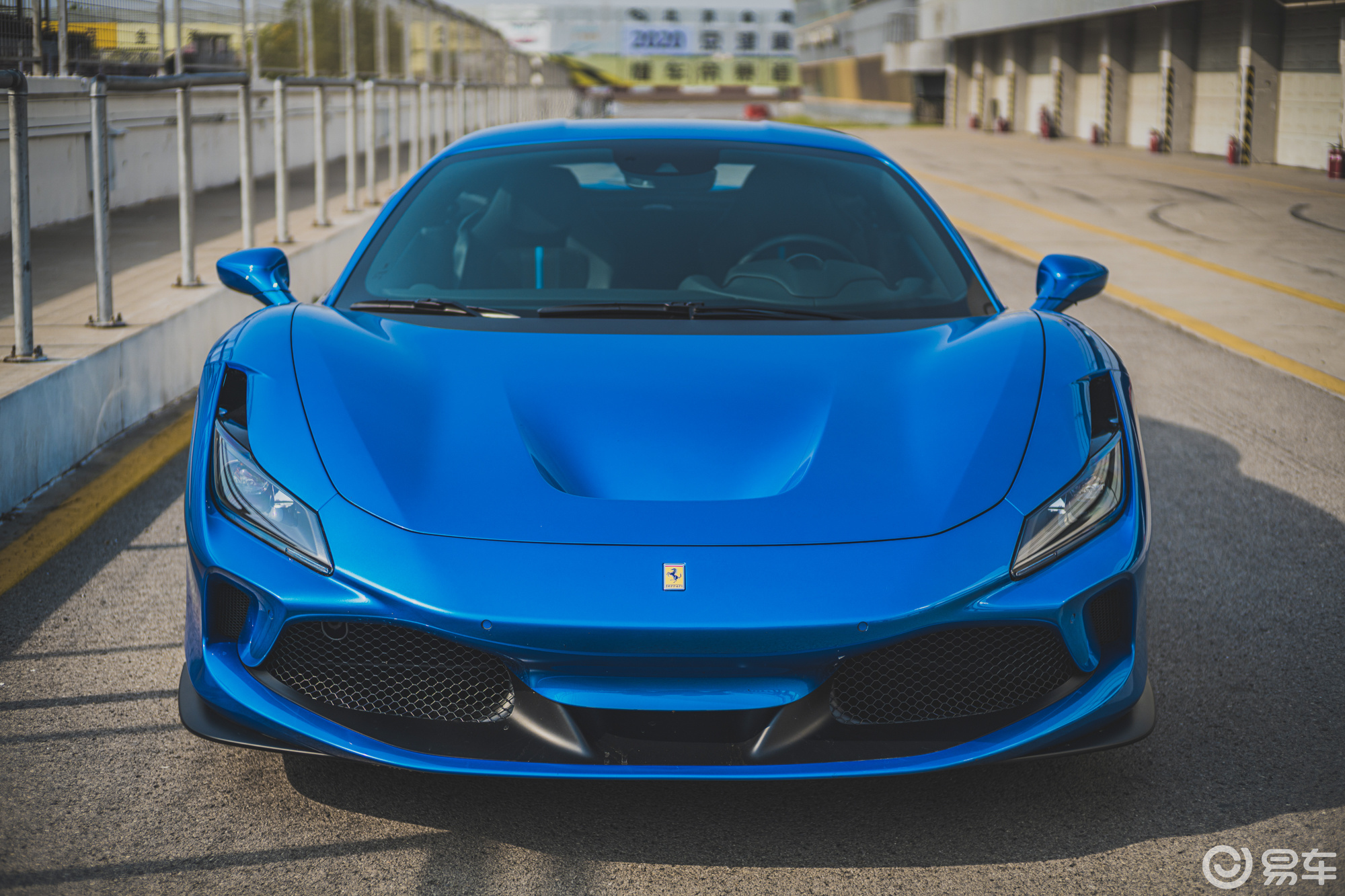 法拉利f8车身