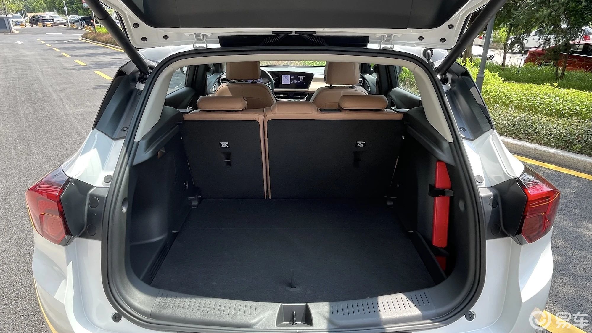 无论头部空间,横向空间,还是纵向腿部空间,昂科拉plus的后排都给到