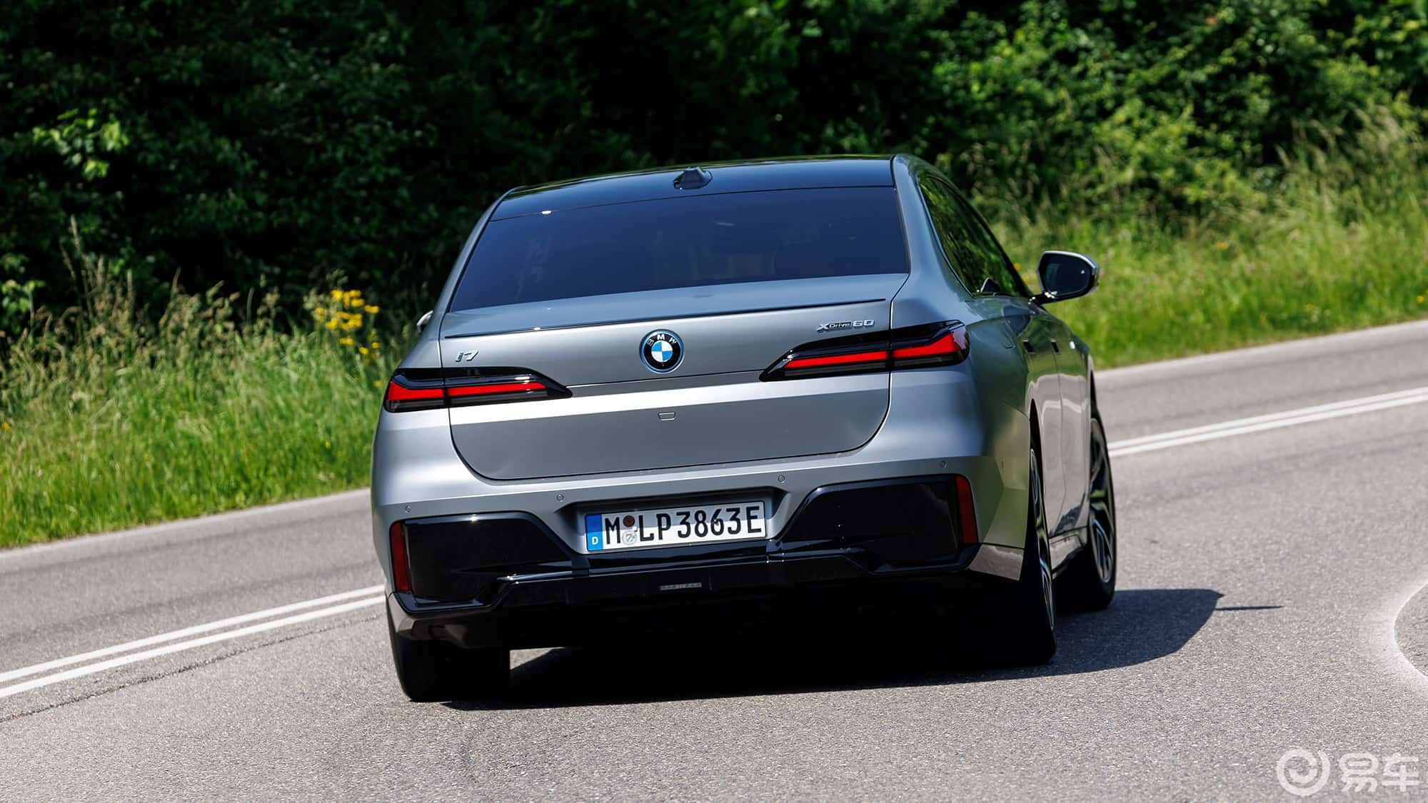 谁是最强电动豪华轿车?BMW i7与奔驰EQS的巅峰对决