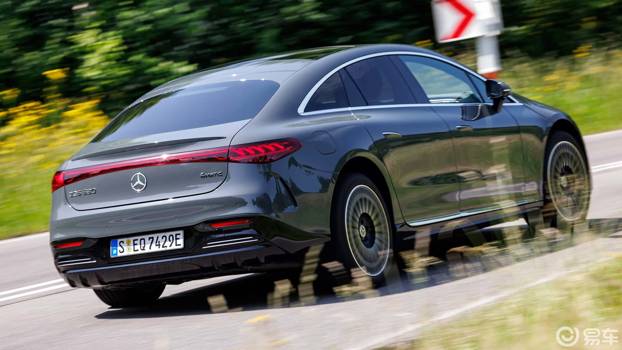 谁是最强电动豪华轿车?BMW i7与奔驰EQS的巅峰对决