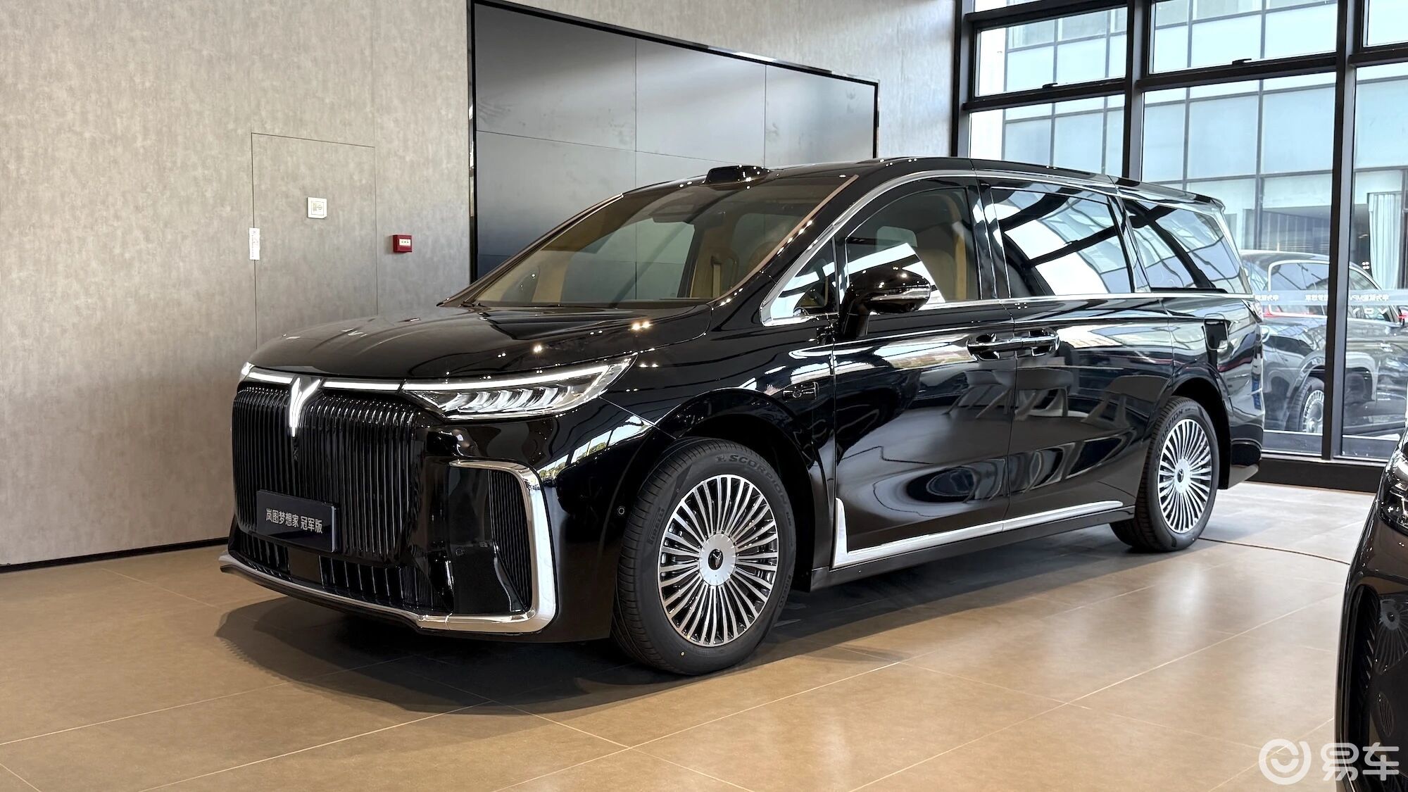 满血华为+曜黑颜值，探店体验岚图梦想家冠军版