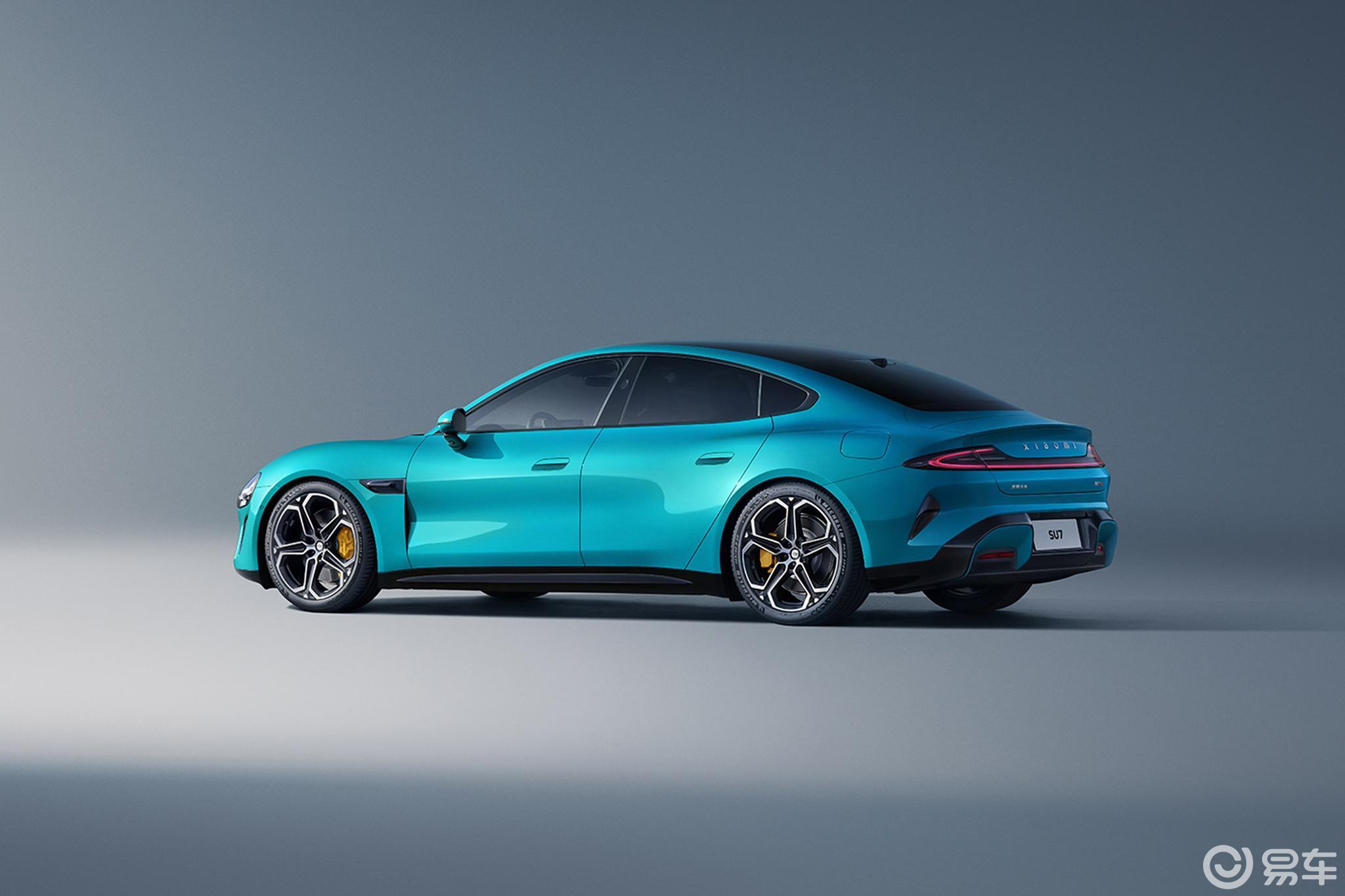 在智能化配置上,小米su7搭载自主研发的澎湃os车机