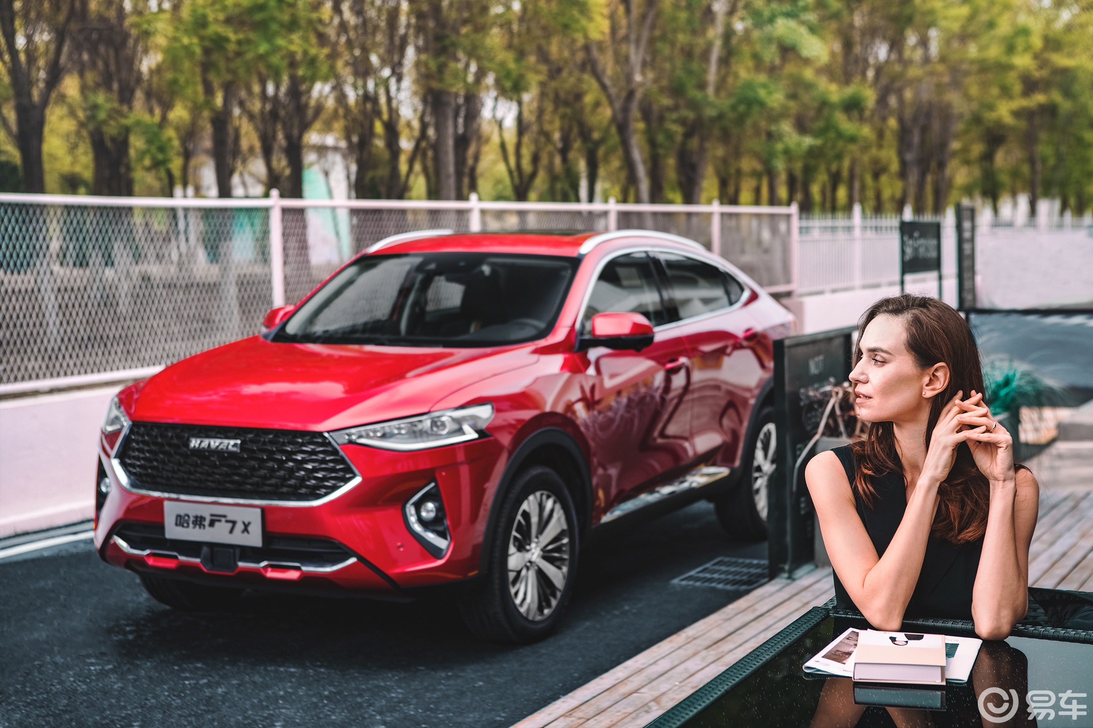 ���еġ�SUV���ܻ�������ֱ�Ӵ����˹���F7x�ĵ���������F7x�ǻ���ȫ����������Ⱥ�������˶��к���ѧ���Ե�˫���������������ģ���SUV��ͨ���ԡ��γ��������ԡ��ﱳʽʱ�����͵�������һ�������������˵�����������Ⱥ��Ķ������󡣲�����ˣ�����ӵ�����ƴ����ļ���г��������ܸе������ߣ��Լ�����ʱ�е�ϸ��Ԫ�أ���Щ��һ̨����Ĵ������߳�Ϊ�˸�������������ݳ��߻����������塣����F7x����������Ⱥ���ǧ������ʵ������������˵��������ѡ���˹���F7x������˵����F7x������վ����������������ǰ��