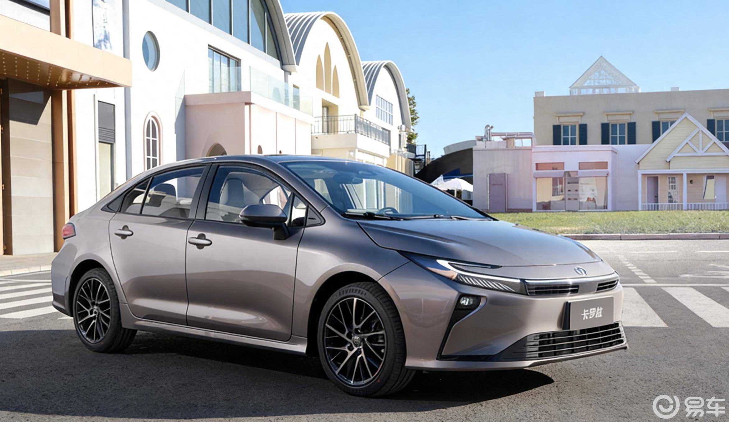 凯美瑞的颜值、新势力的配置，9.9万起的智混卡罗拉拼了