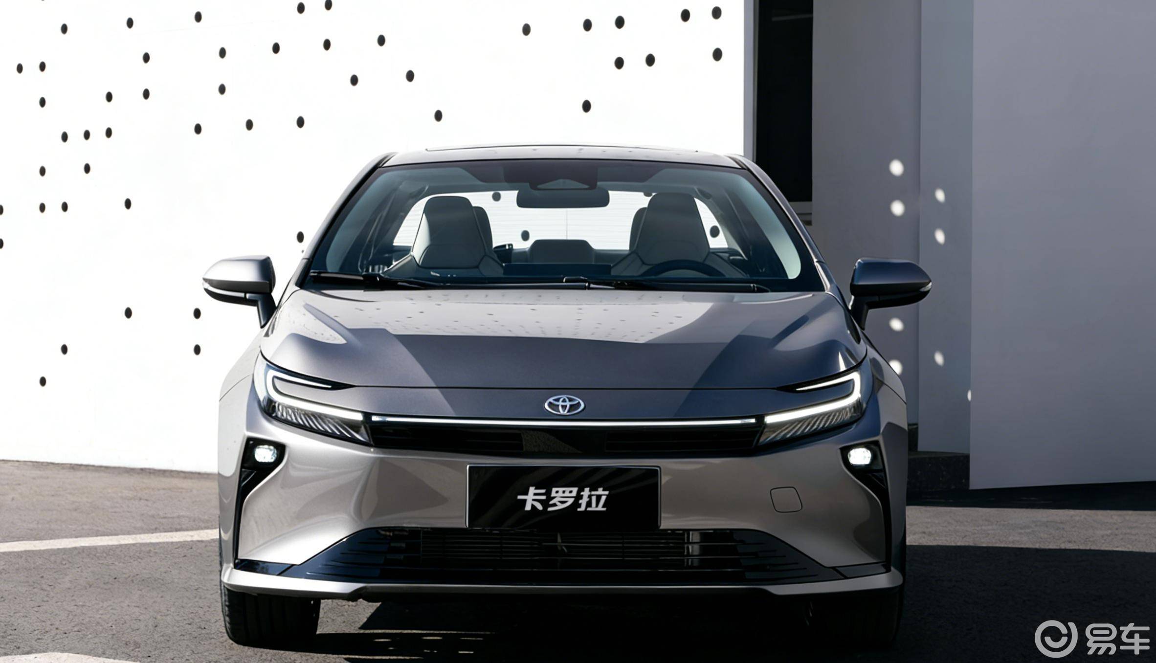 凯美瑞的颜值、新势力的配置，9.9万起的智混卡罗拉拼了
