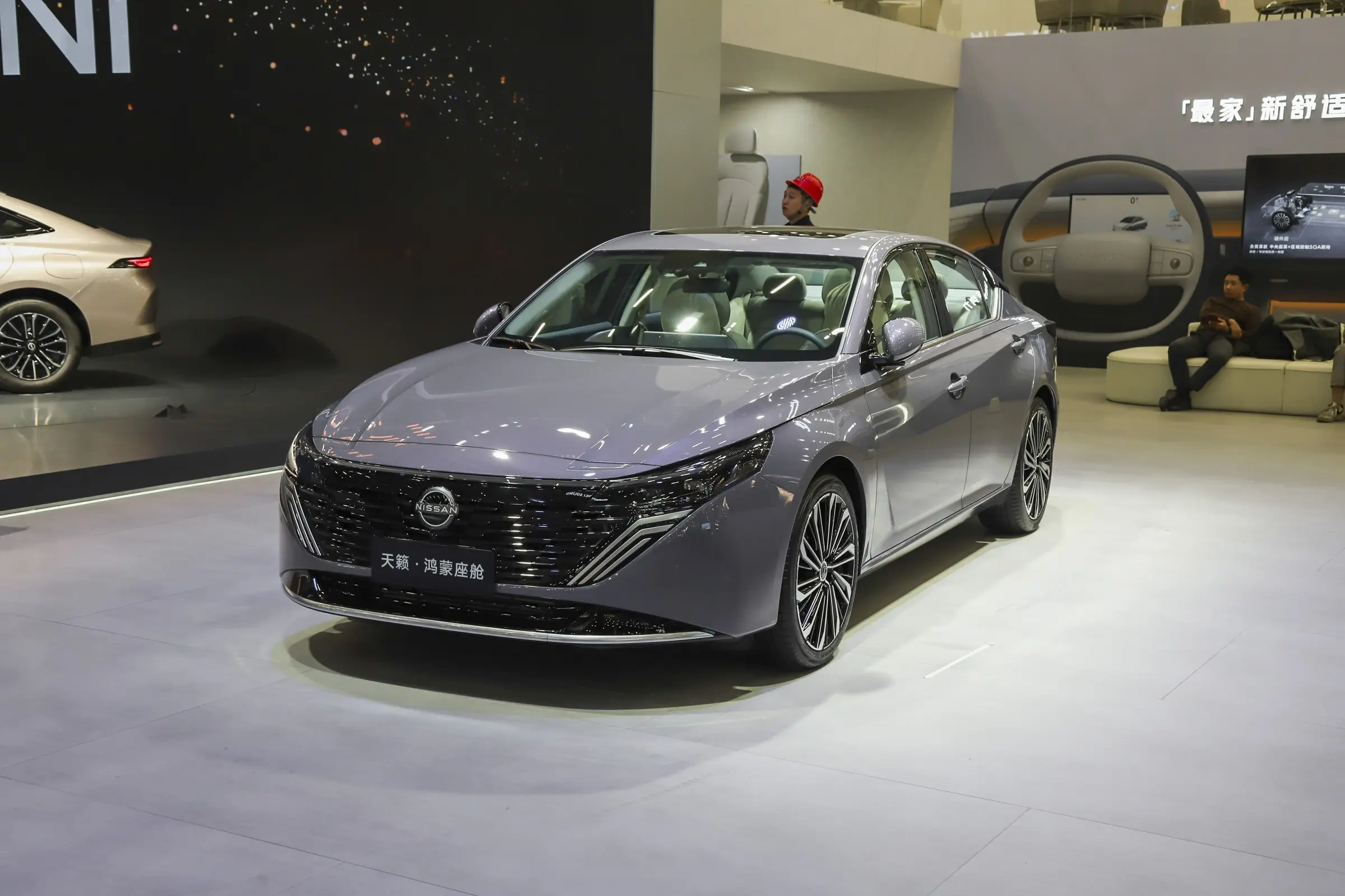 全新日产天籁来袭,配鸿蒙座舱+大沙发座椅,外观内饰大变样