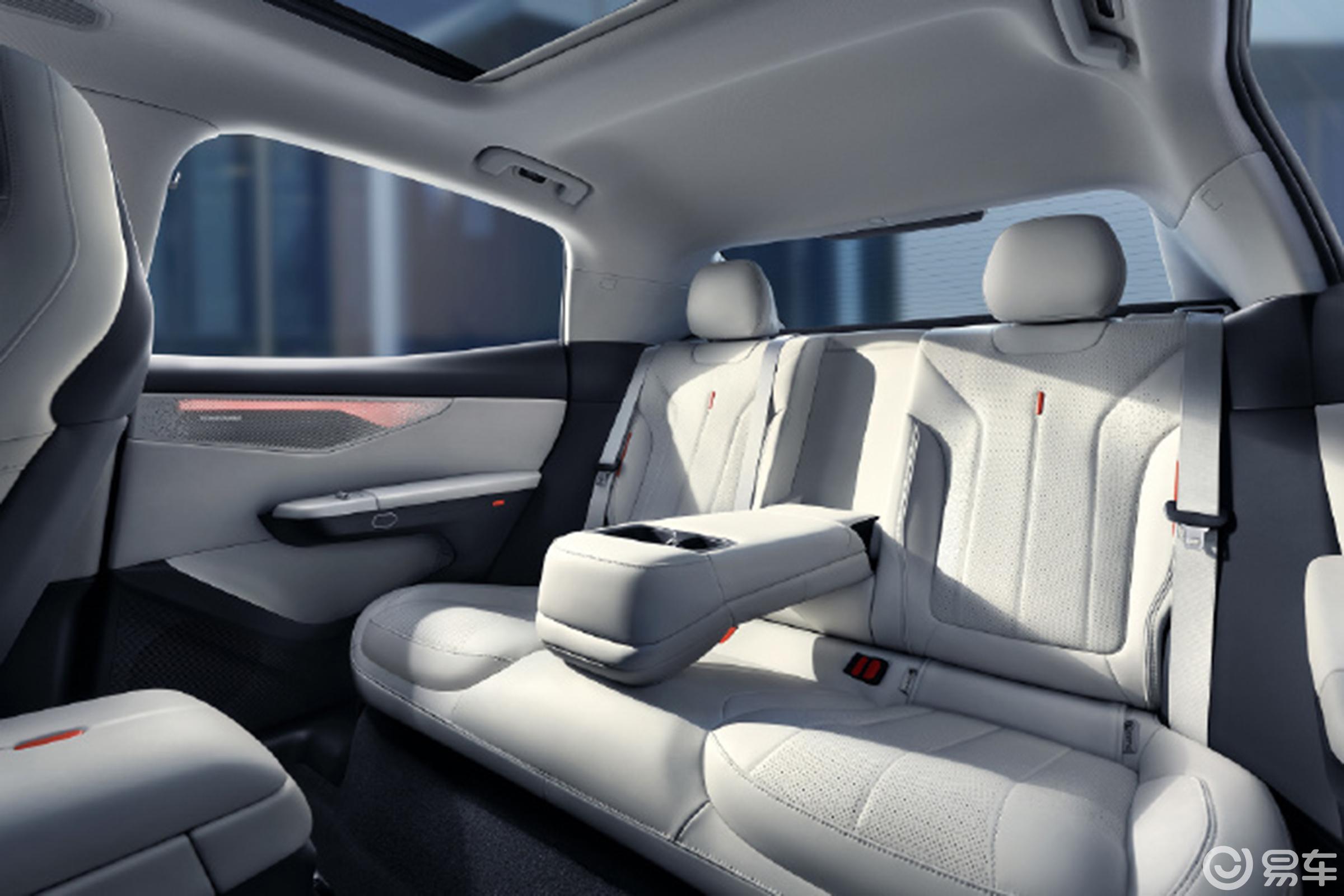 参考内饰局部细节图来看,领克07 em-p将搭载独立布局的全液晶仪表屏