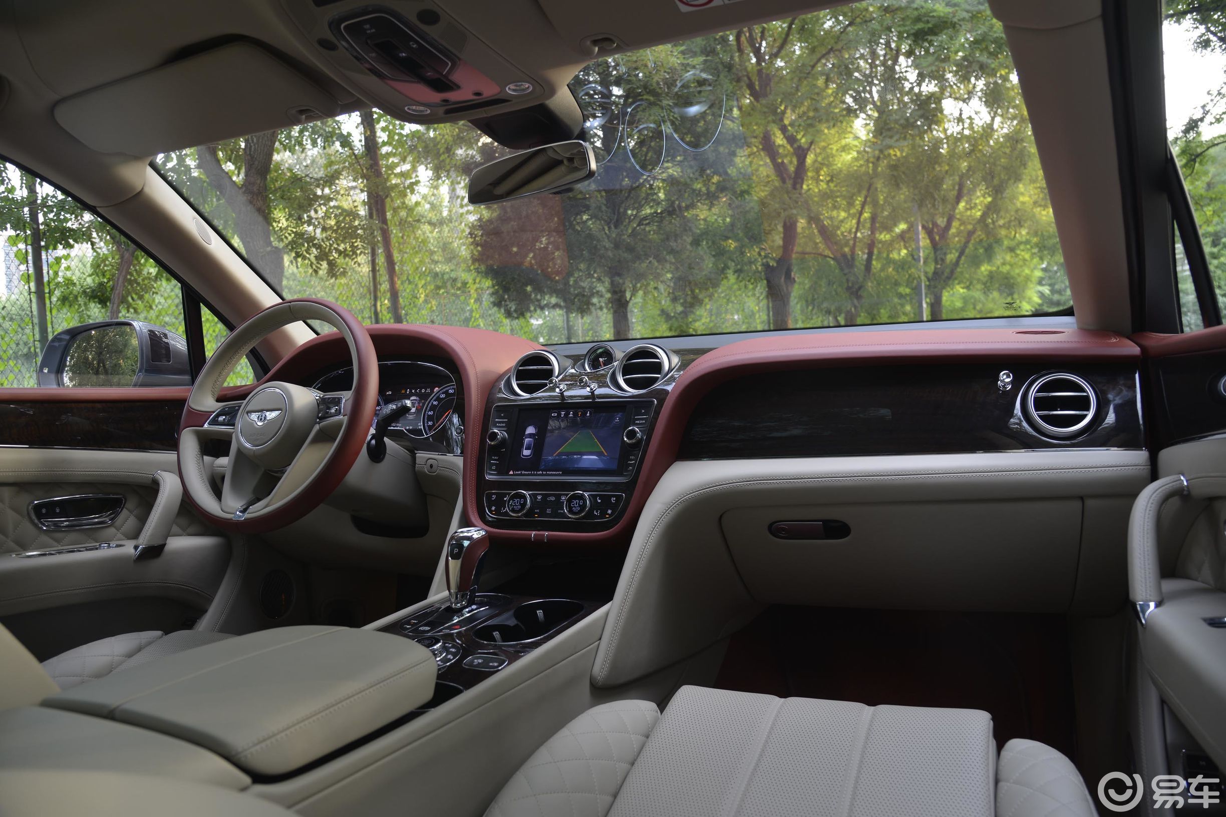 内饰还是宾利一贯的风格,有点复古但绝不朴素.