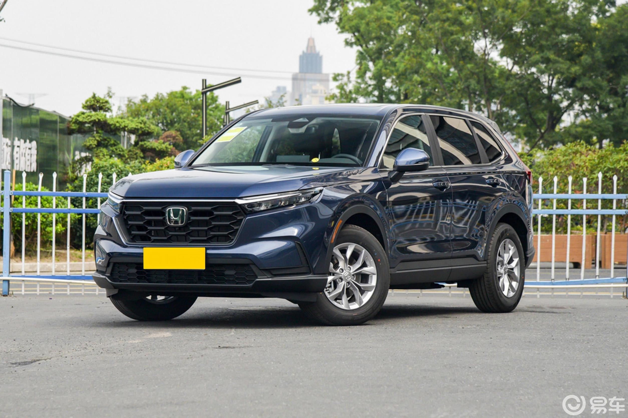 身高为176cm的体验者来到东风本田cr-v的前排头部空间还剩一_易车