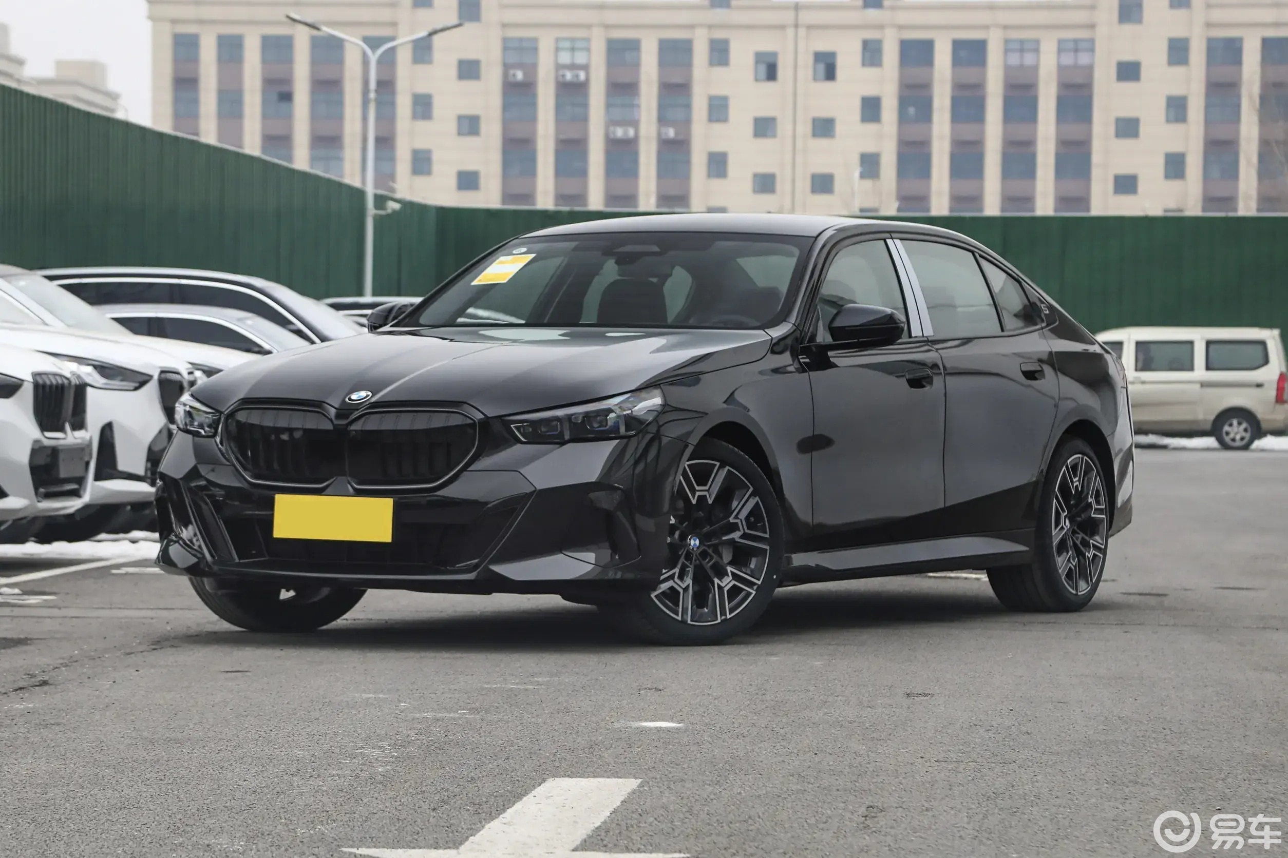 宝马低头了？2026款5系官降9万还送配置，这波操作太狠