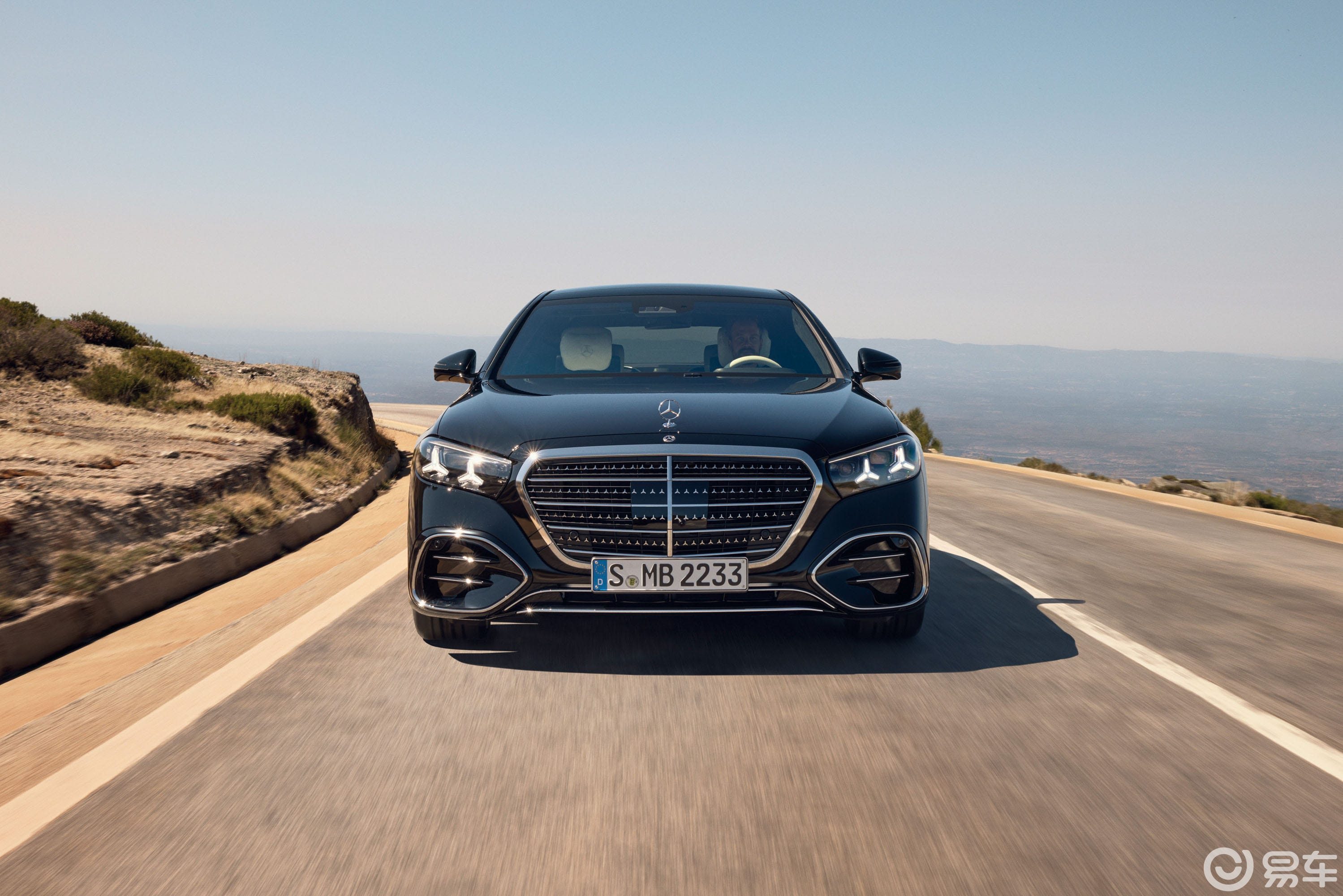 2027款奔驰S级发布：发光前脸学习宝马，首创安全带加热