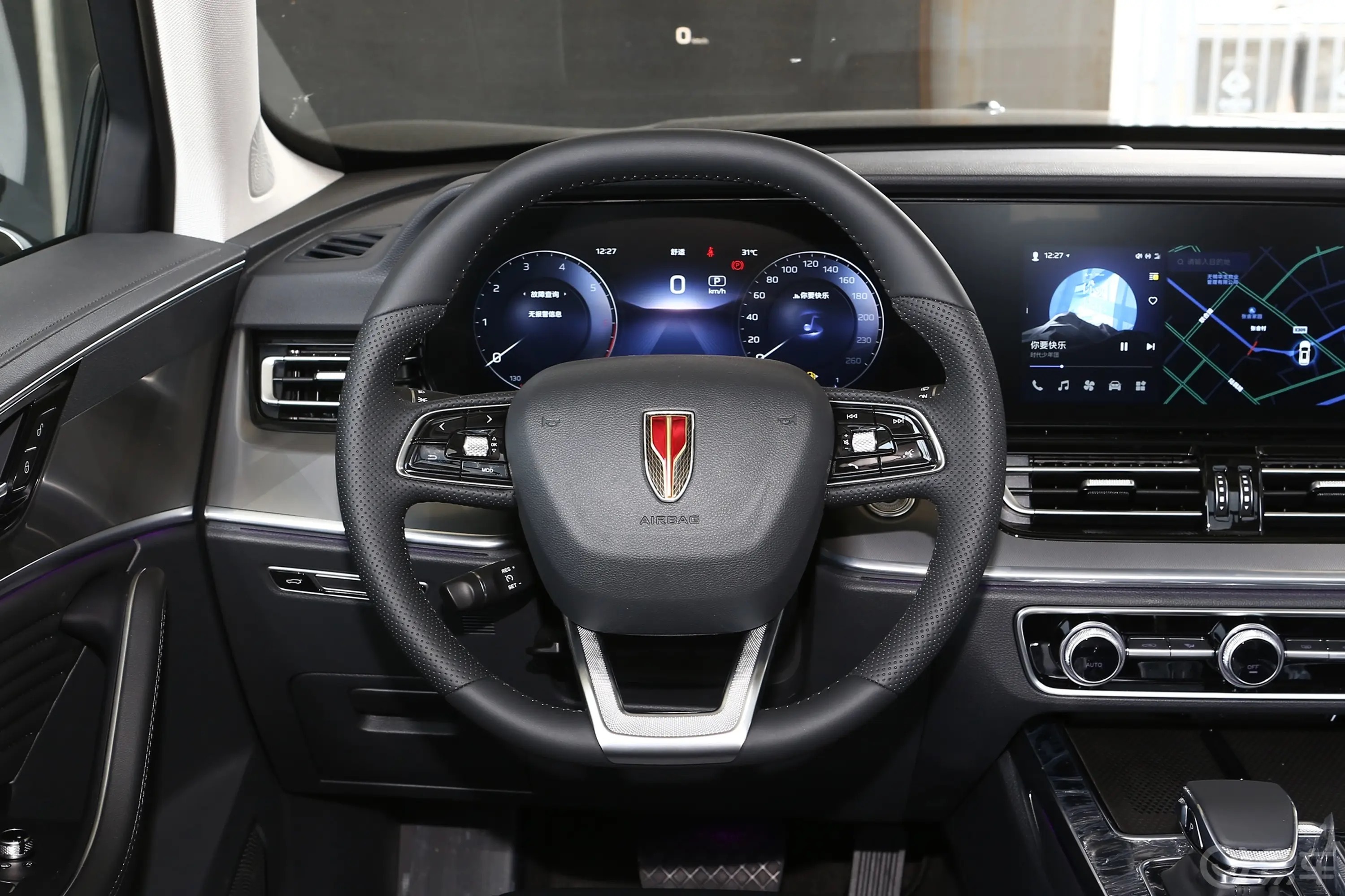 拥有超级尺寸的新红旗hs5这样超越同级的内部空间丰富了多场景的出