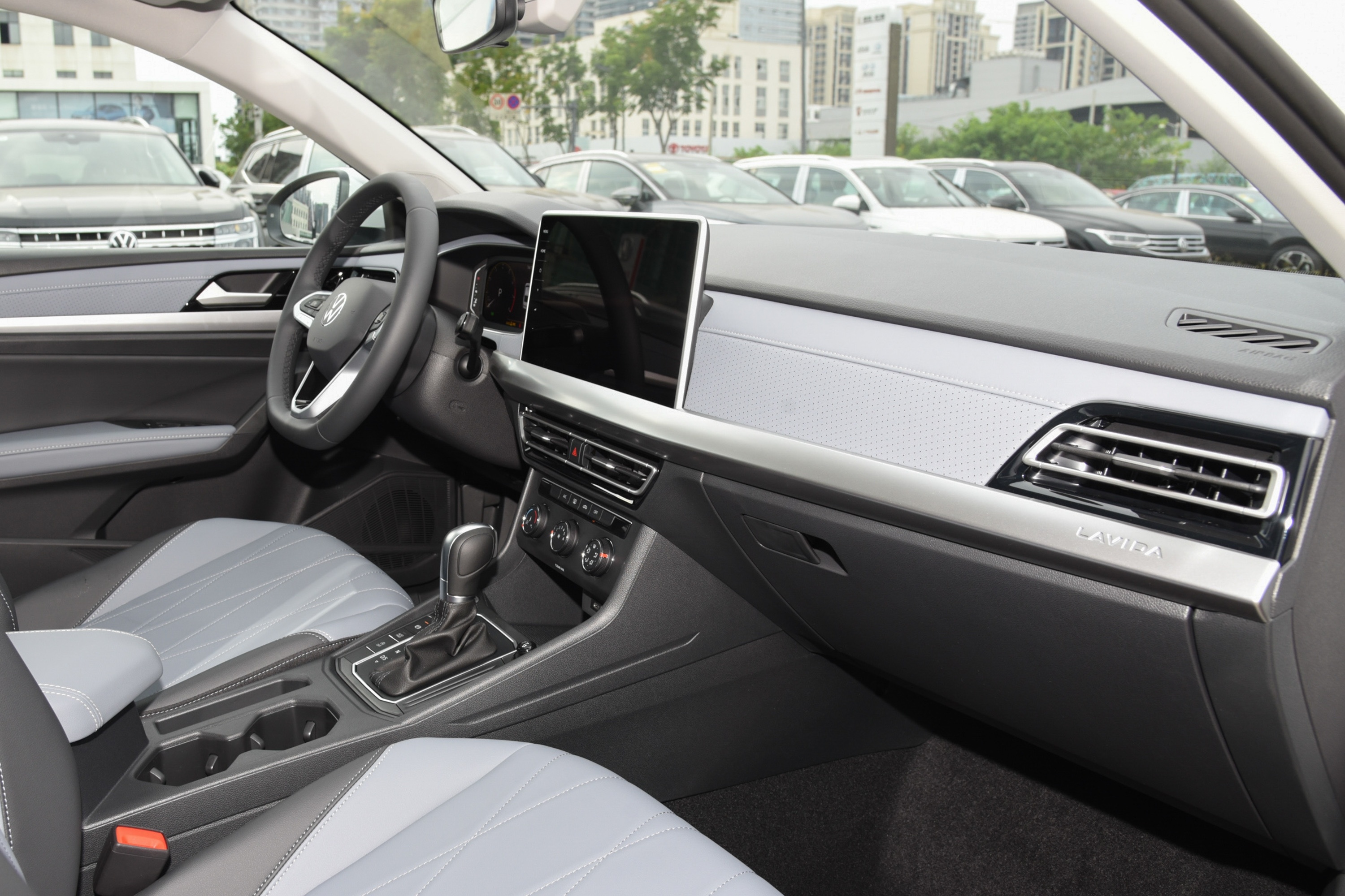 你会被朗逸的内饰设计所吸引进入车内_易车