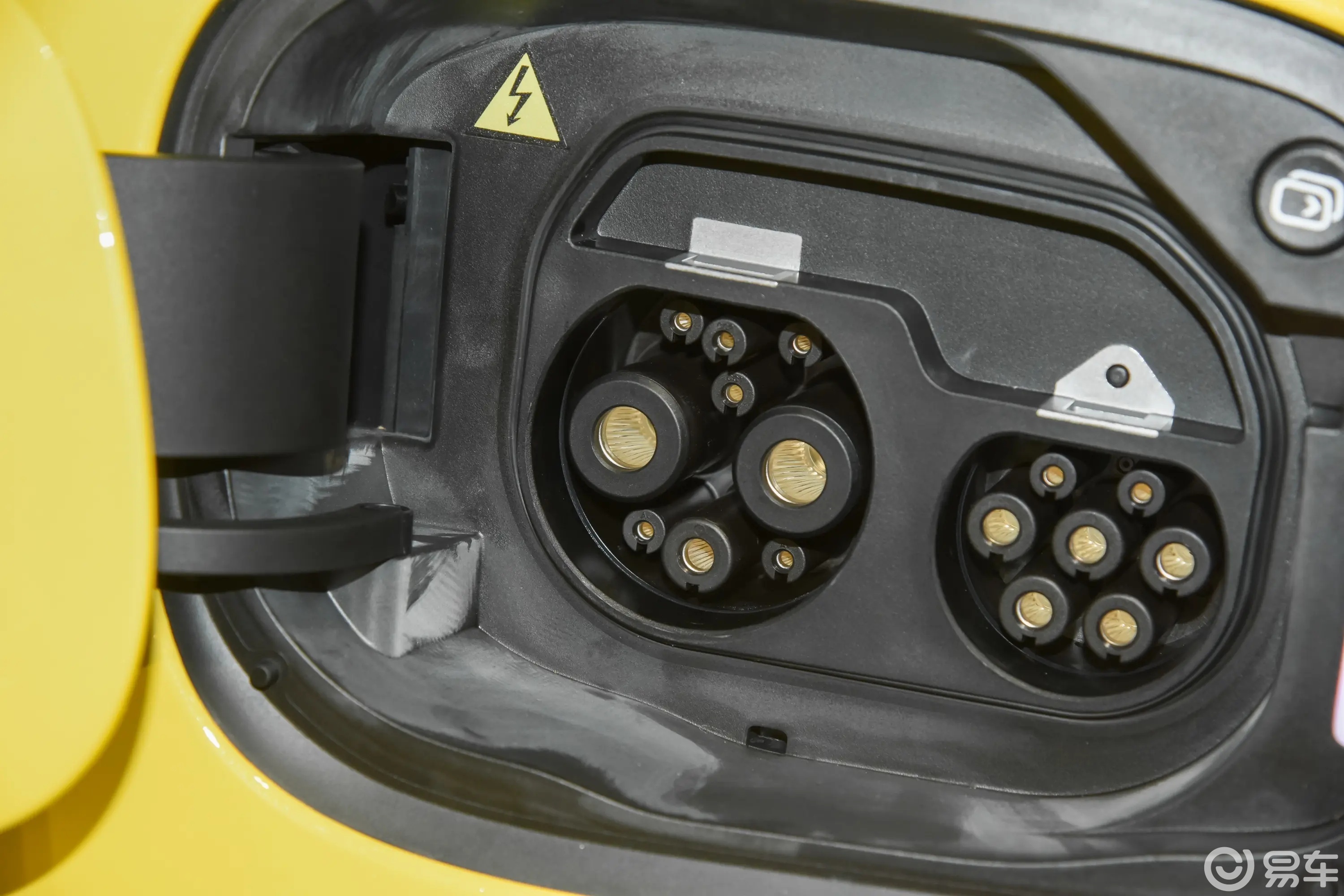 53.8万元起!26款莲花Emeya上市,配置升级更豪华