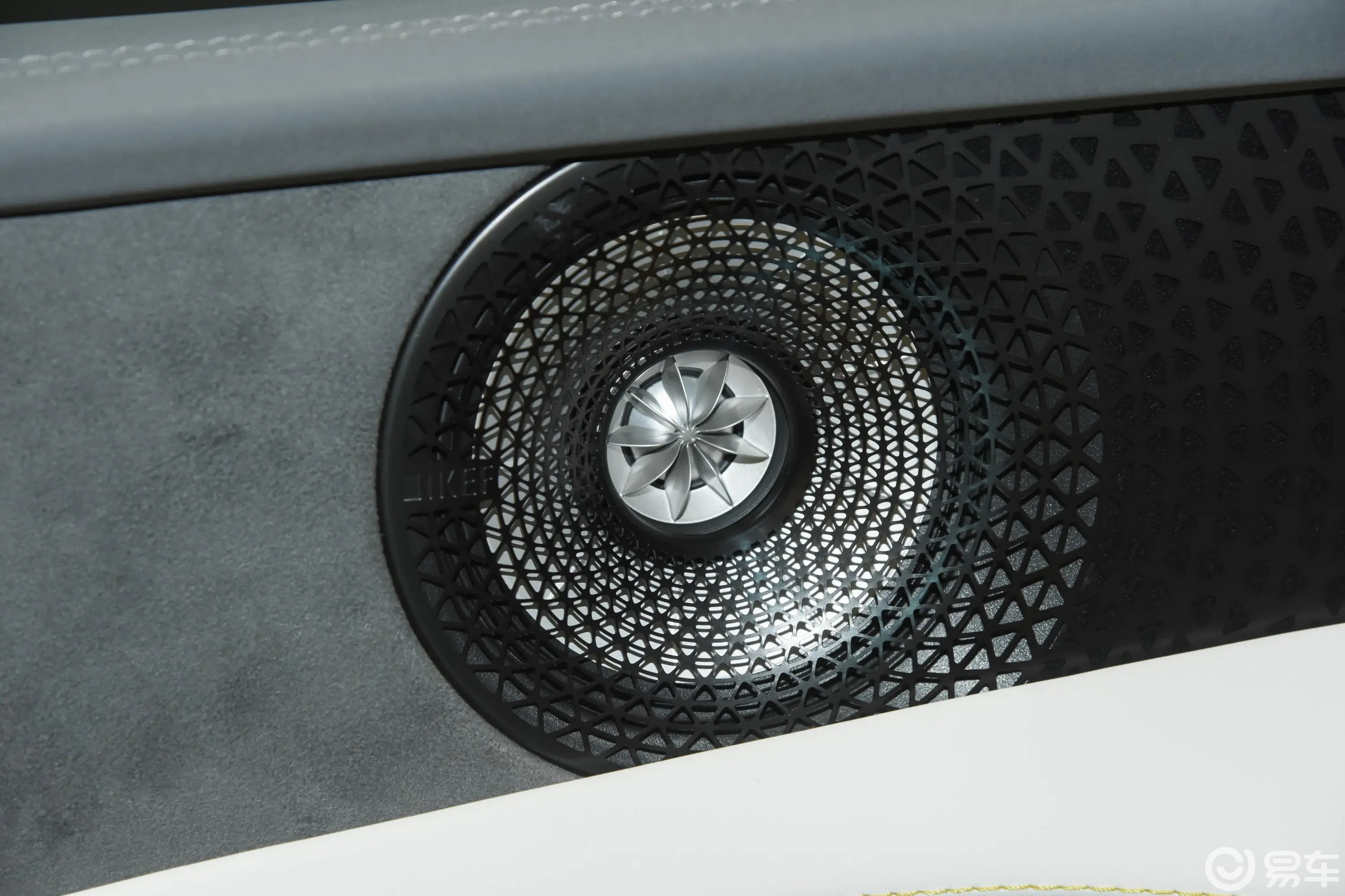 53.8万元起!26款莲花Emeya上市,配置升级更豪华