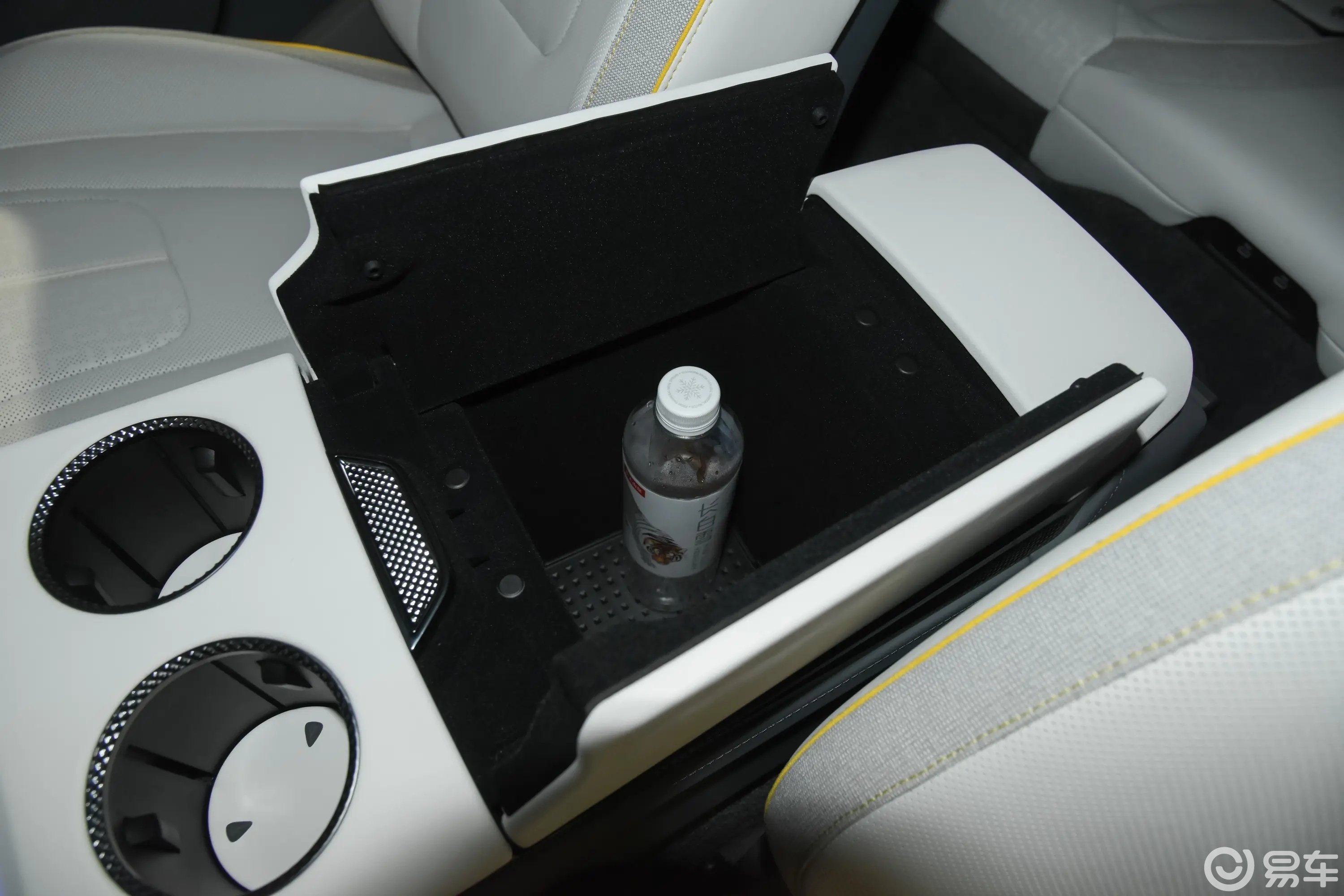 53.8万元起!26款莲花Emeya上市,配置升级更豪华