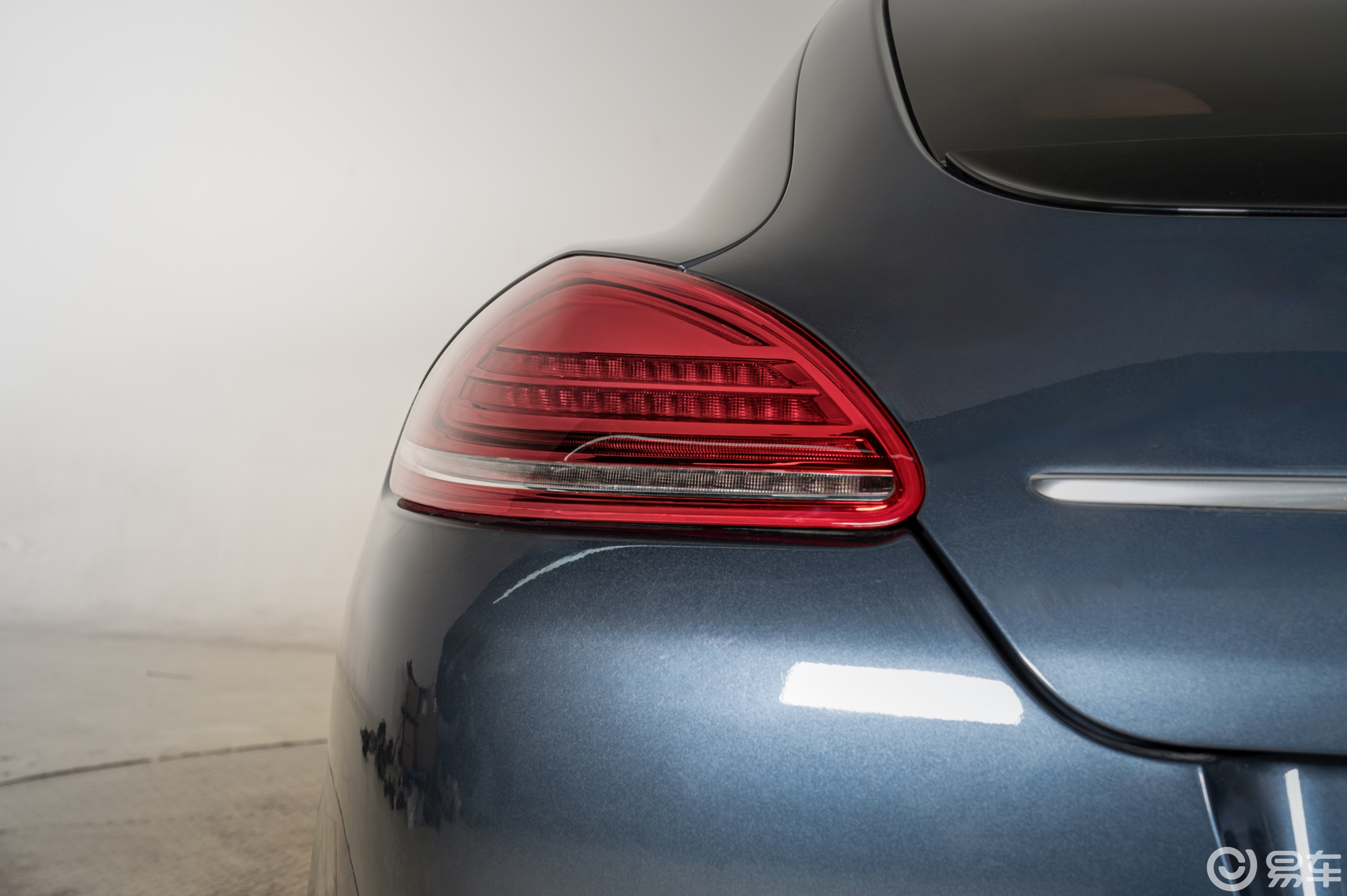 帕拉梅拉老改新红底尾灯，升级你的驾驶体验！