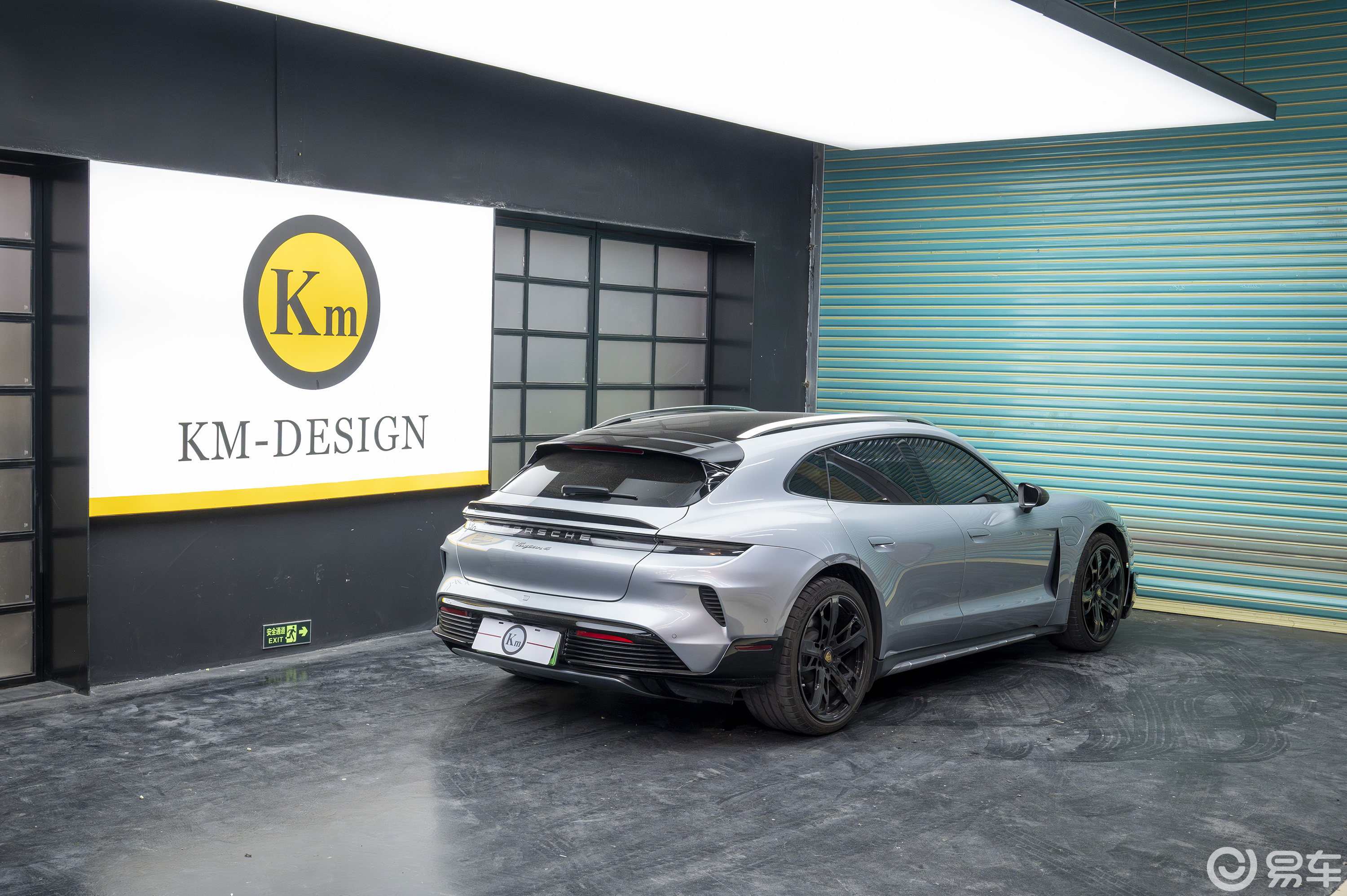 保时捷Taycan 加装碳纤维中翼