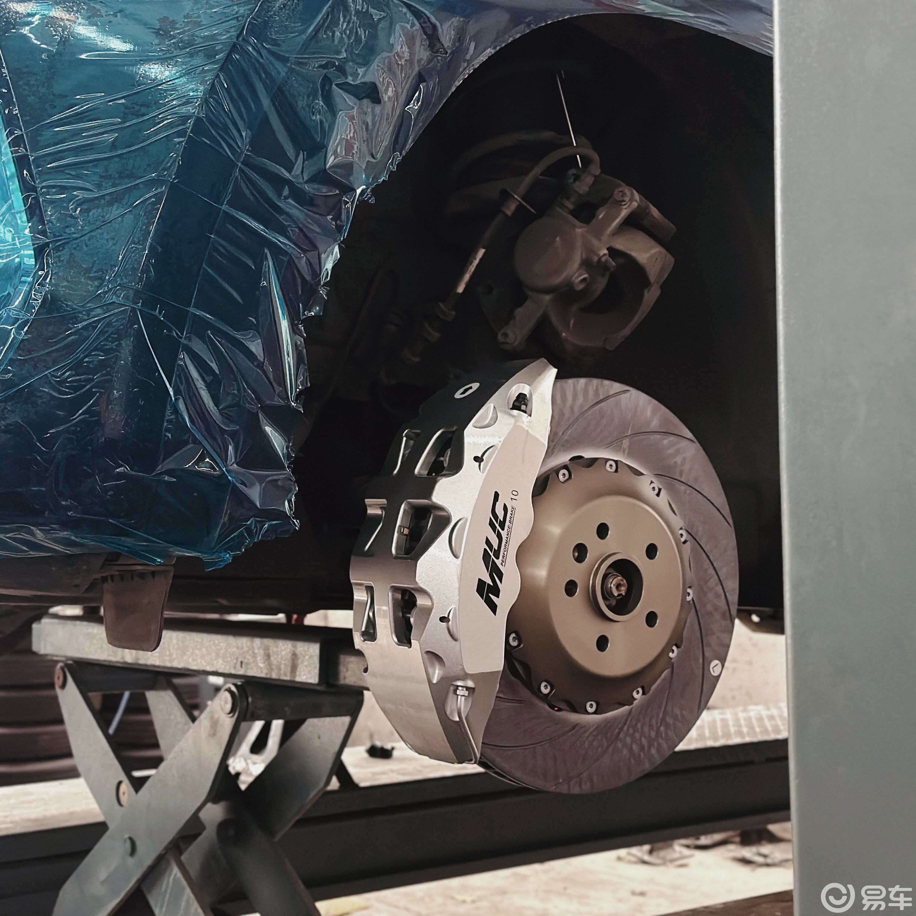 吉利星越L改装MUC前轮M10十活塞刹车卡钳套装