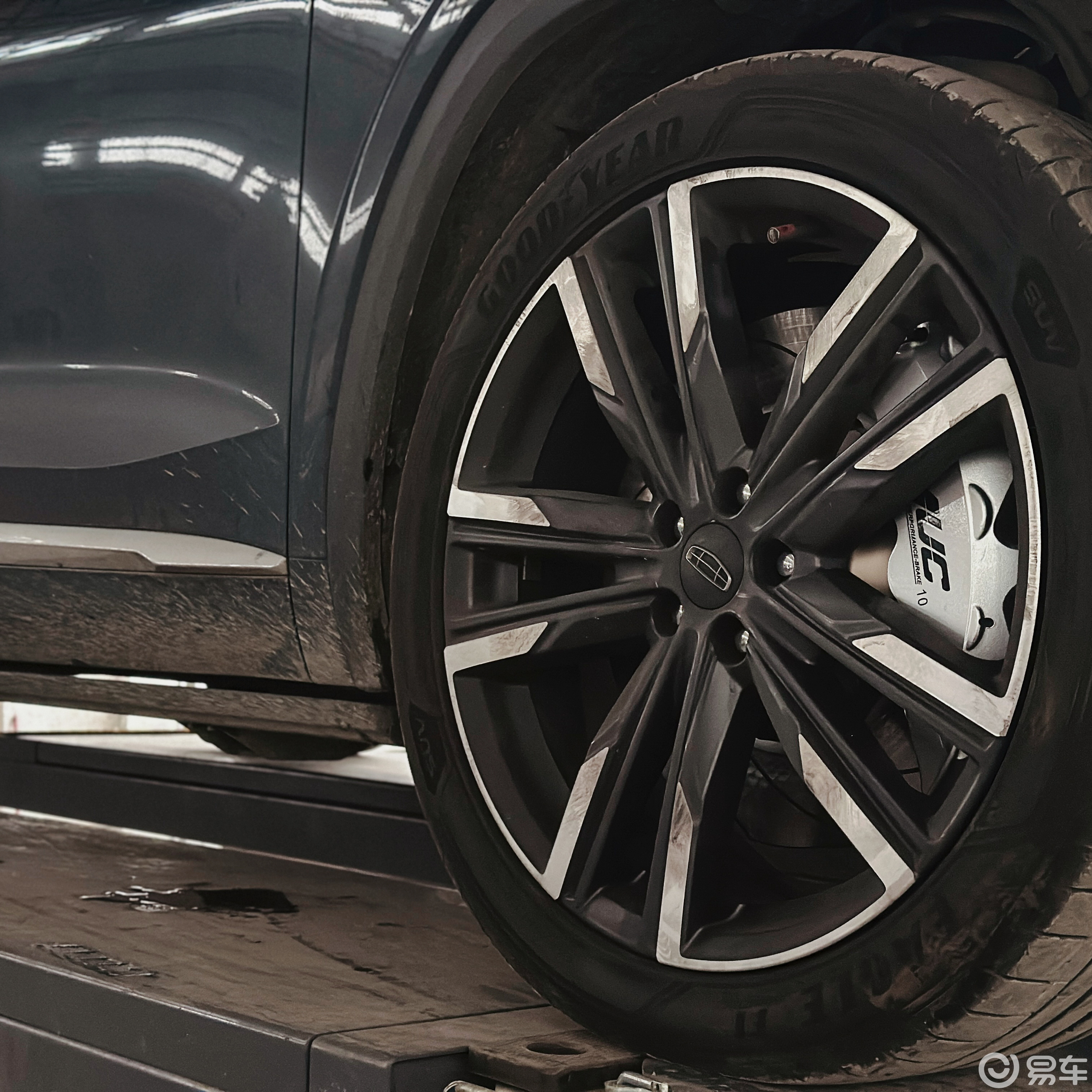 吉利星越L改装MUC前轮M10十活塞刹车卡钳套装