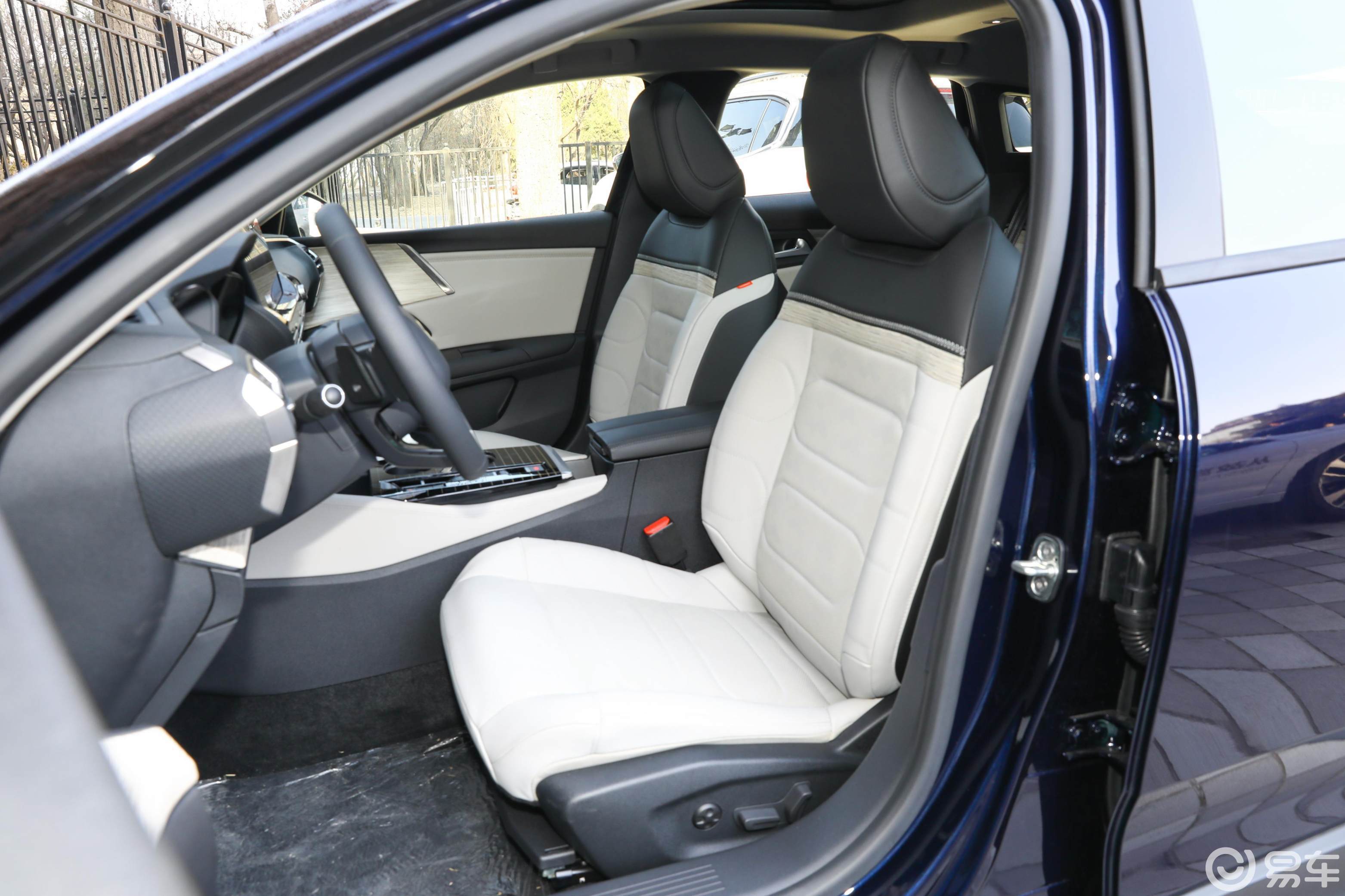 凡尔赛c5 x新款主要对车机系统进行了升级_易车