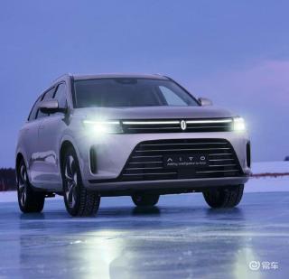 喜欢硬派越野的卡丁车手2022-06-04宾利店内随拍: 黑化套件的添越; 暗