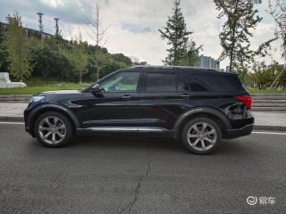 黑色越野车一路