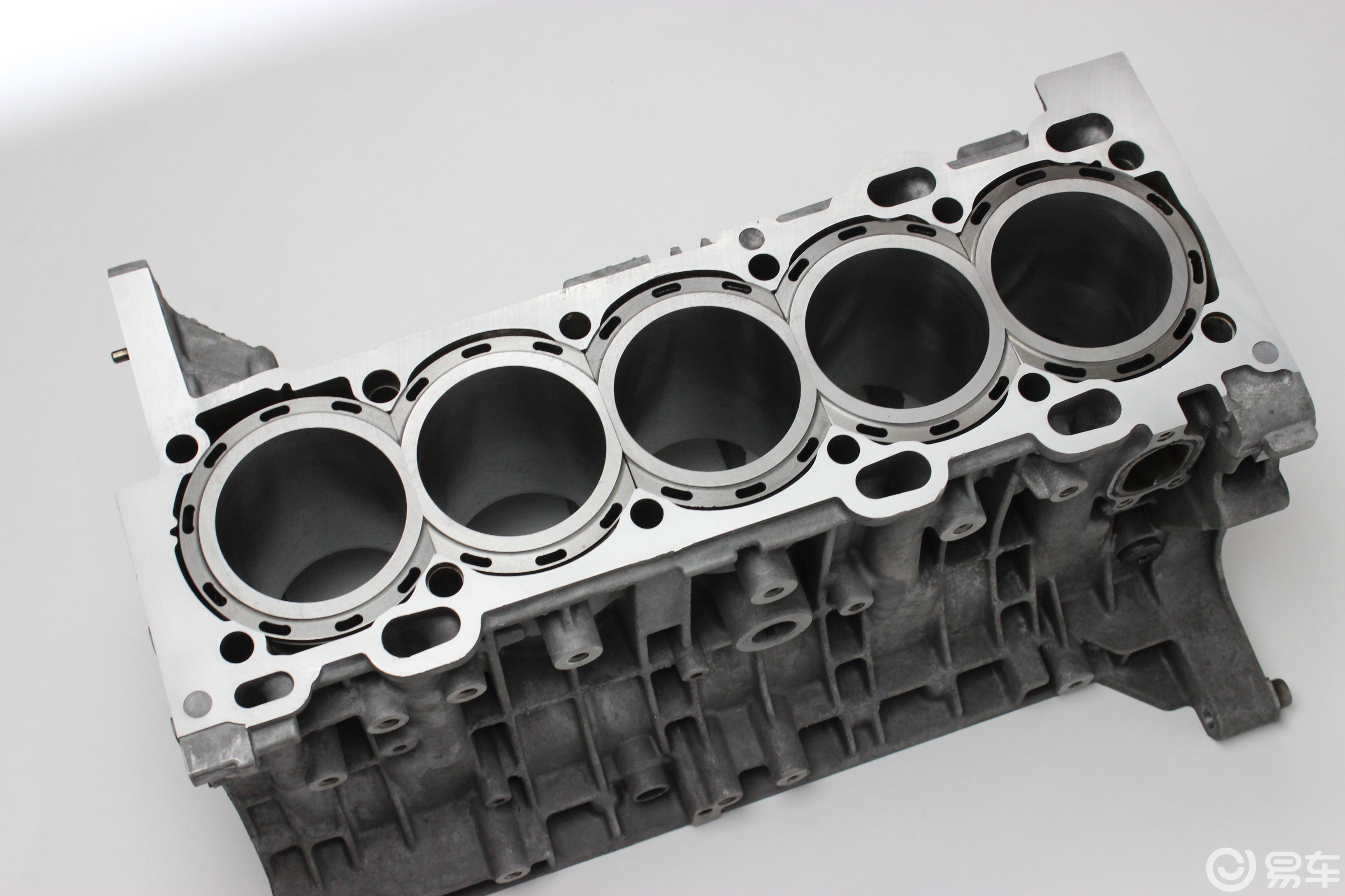 但实际上,五缸发动机这一鲜为人知的产物同样存在,并且奥迪,奔驰