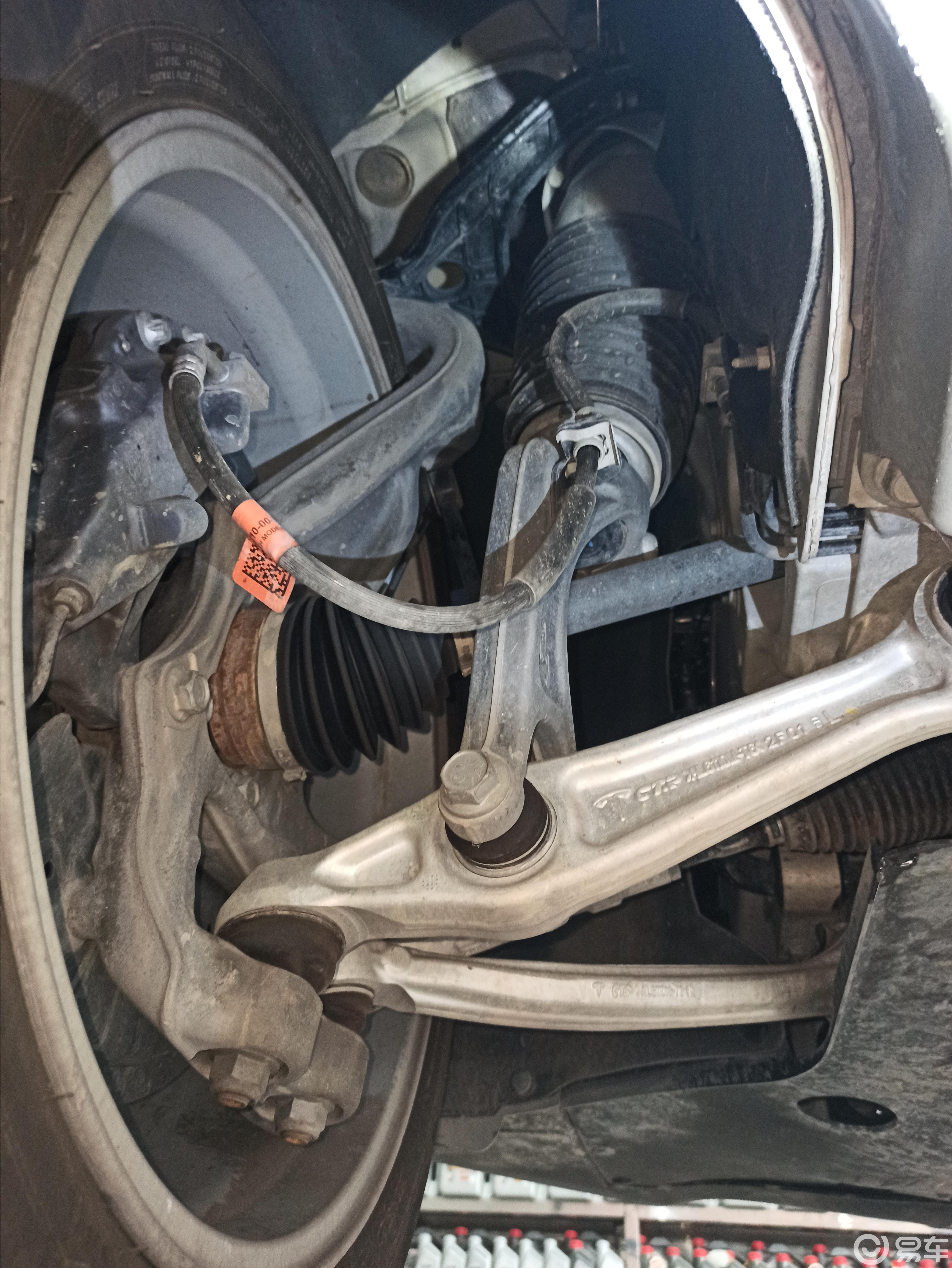 前悬挂部分,摆臂,球头,减震均无拆卸痕迹.