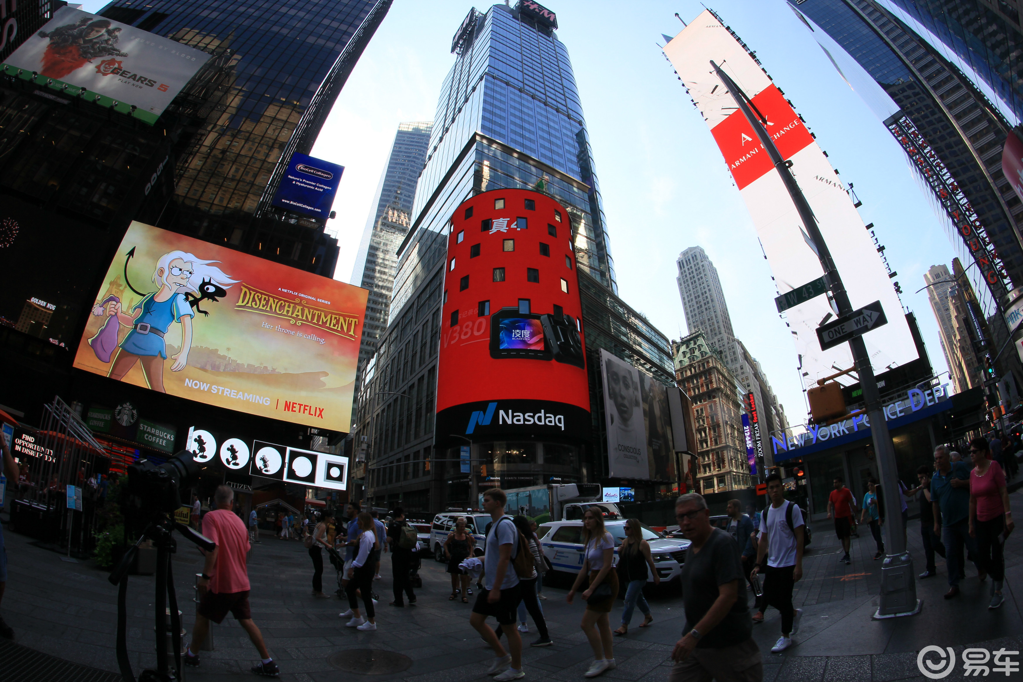凌度登上纽约时代广场,为祖国70华诞再挂一片红!