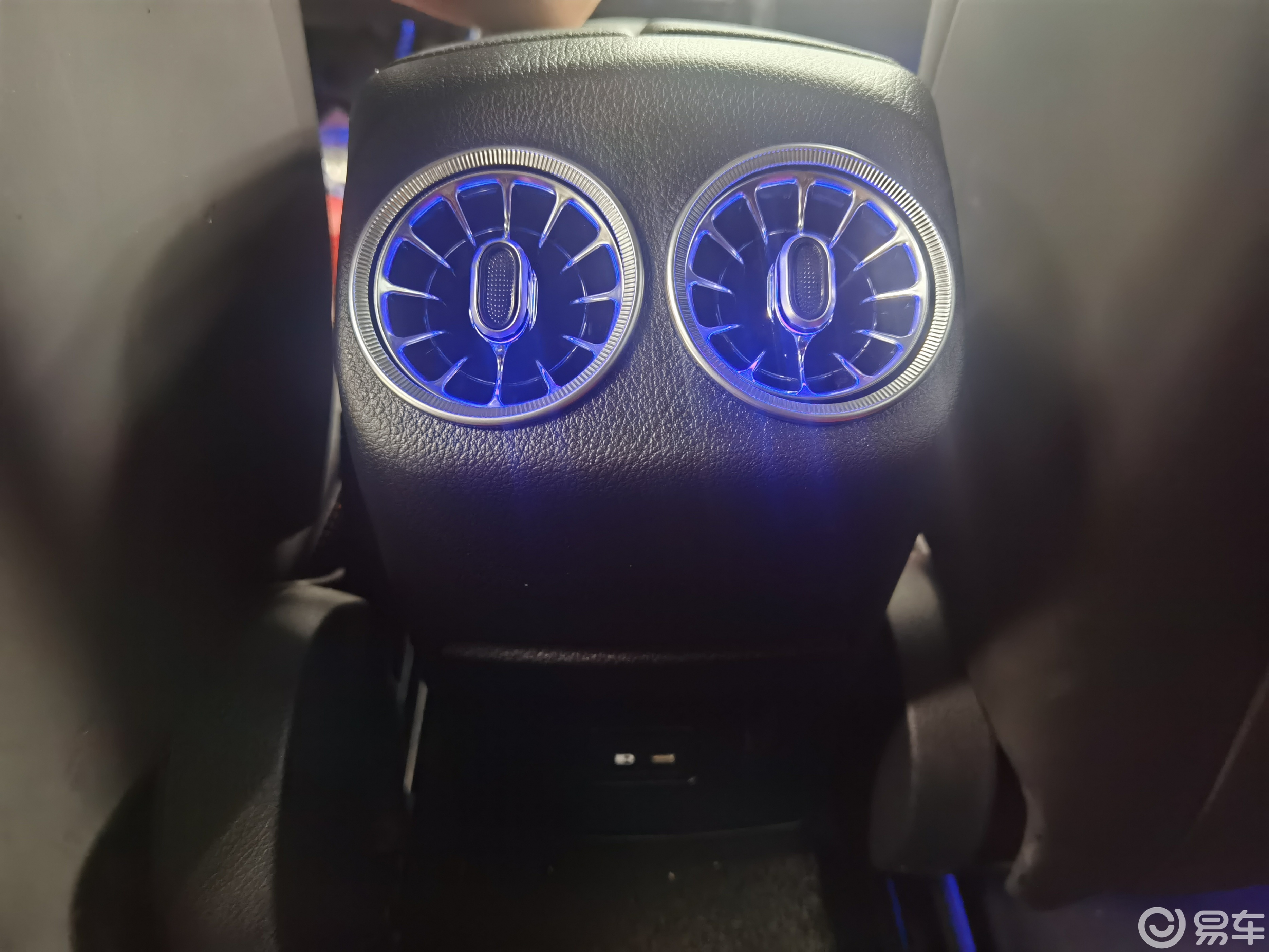 后排空调出风口也换成了带发光的涡轮,这个发光涡轮原厂自带的是没有
