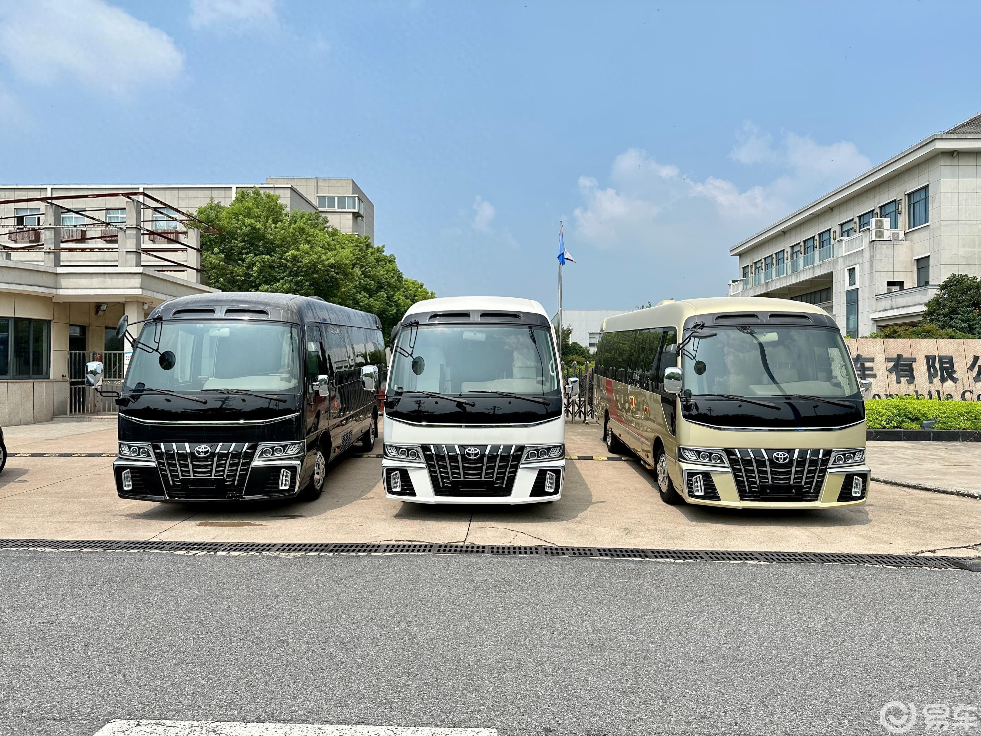 柯斯达 丰田考斯特12座的内饰设计是为了突出接待规格