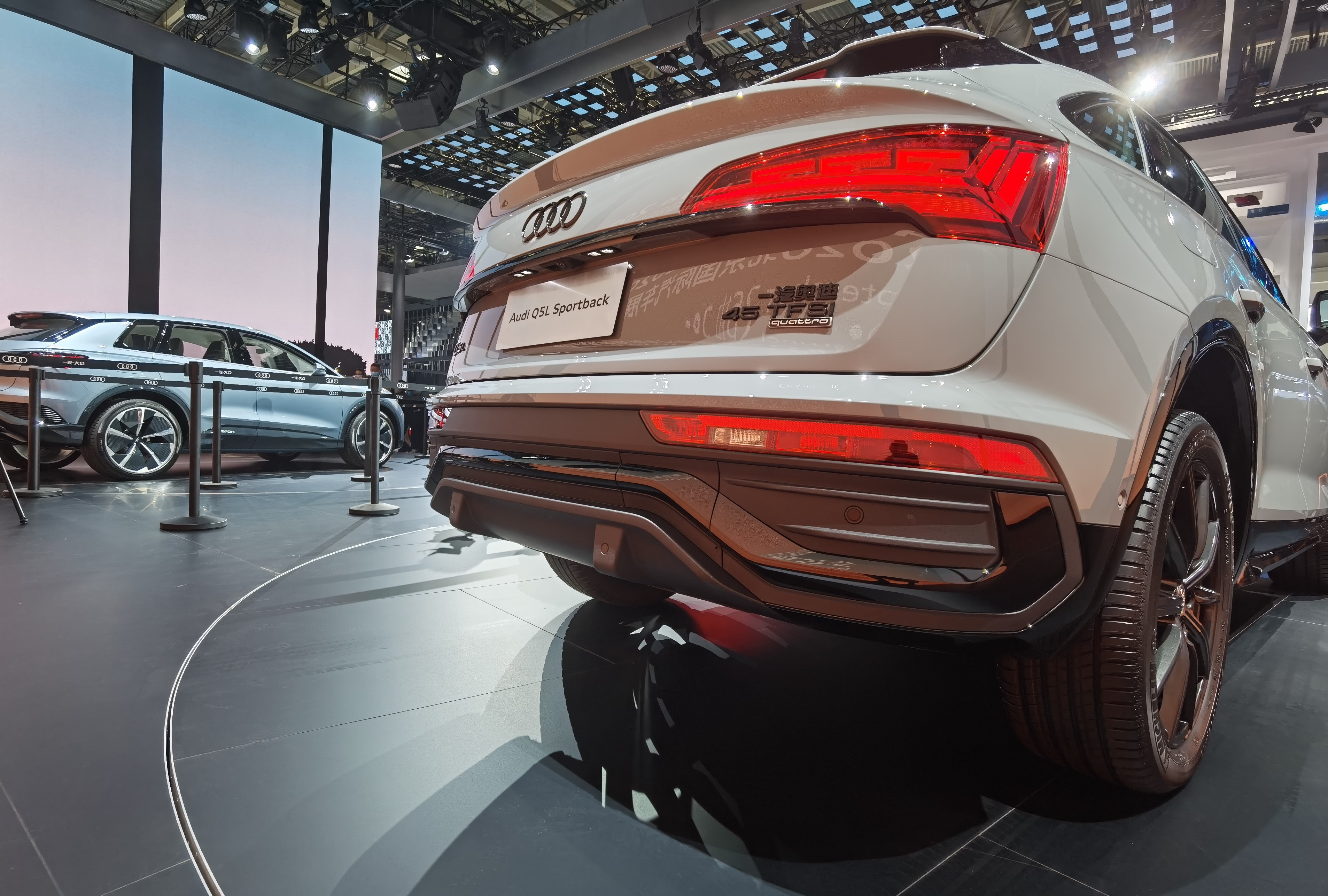 奥迪q5lsportback大灯车身扰流板