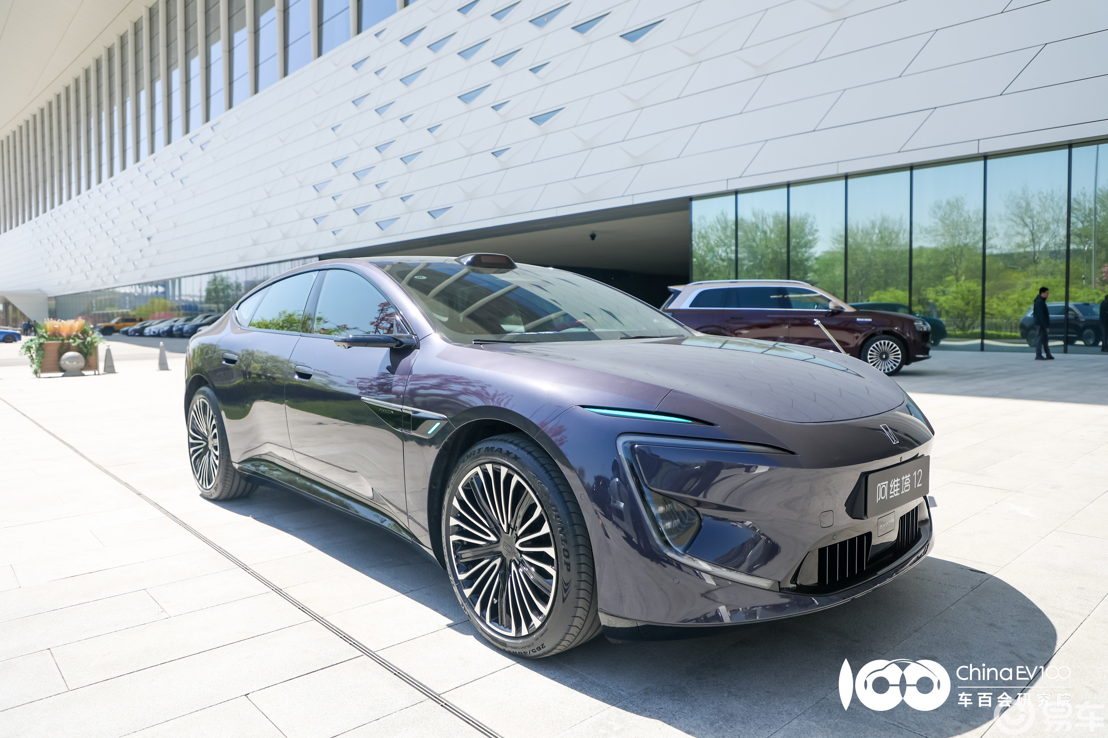 新阿维塔12亮相电动汽车百人会，旗舰实力诠释中国新豪华