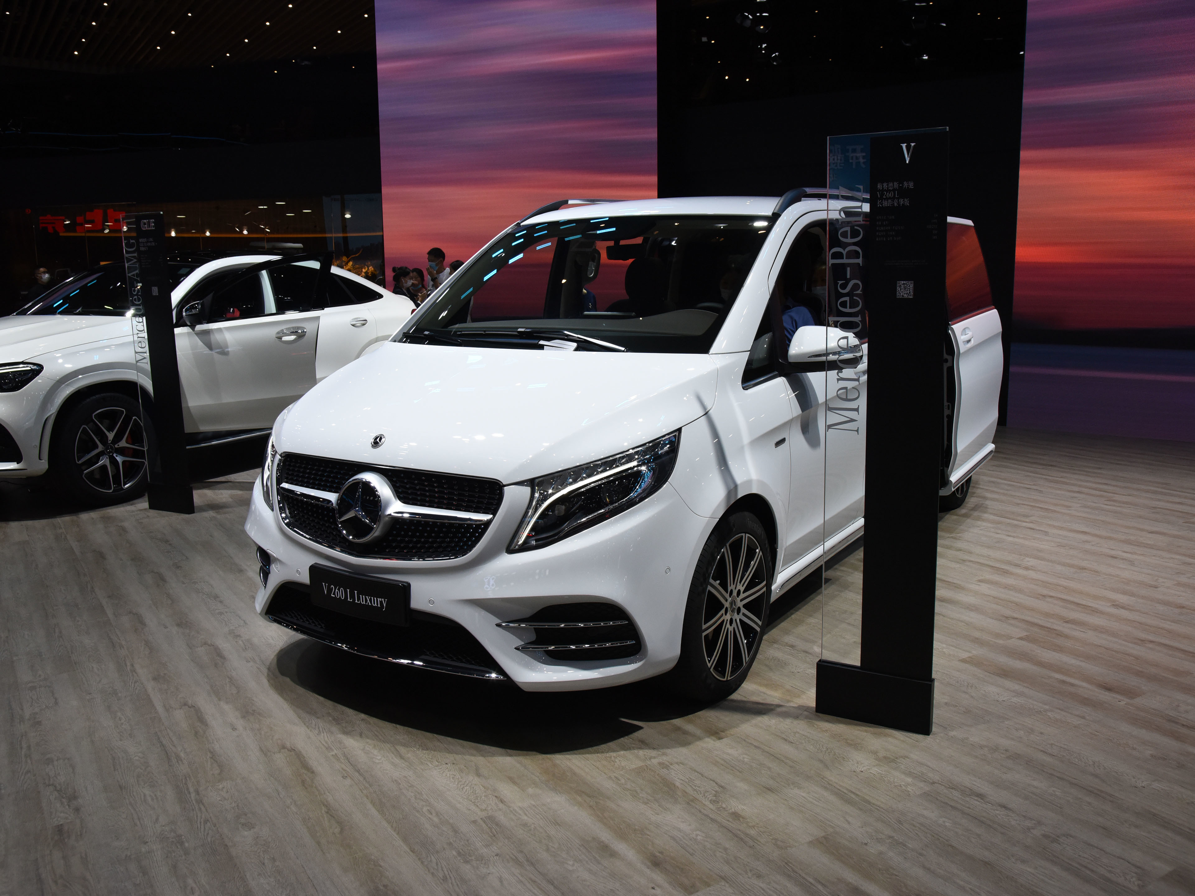 奔驰v级轴距-大灯-内饰-易车