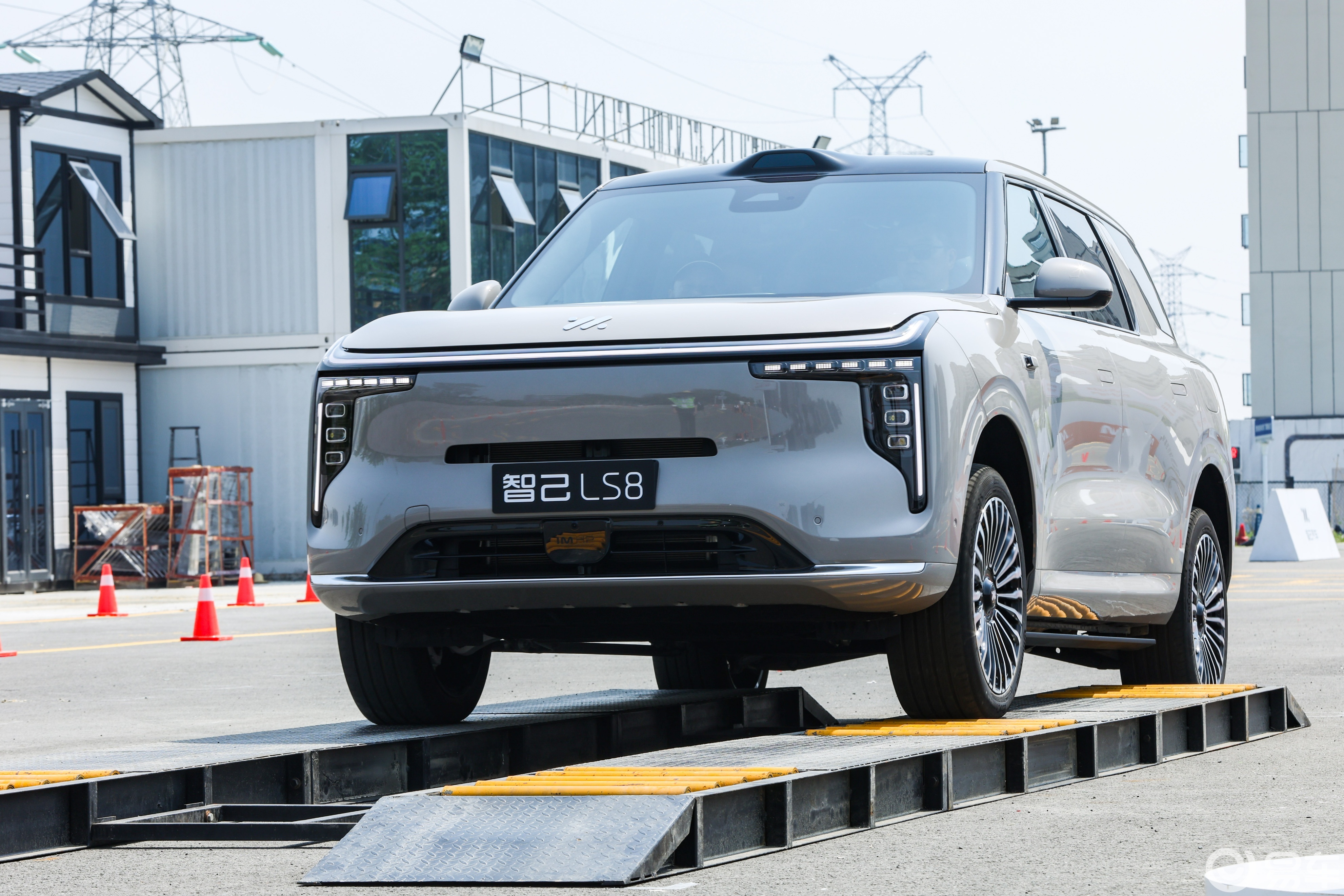 灵蜥驾控营：智己LS8以25万级实力挑战百万豪车